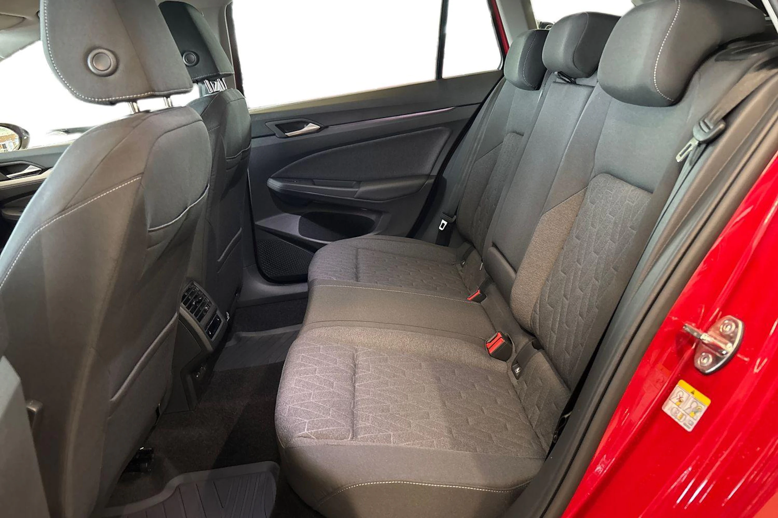 punainen Volkswagen Golf 2026 kuva 8.