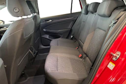 punainen Volkswagen Golf 2026 kuva 8.