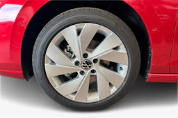 punainen Volkswagen Golf 2026 kuva 9.