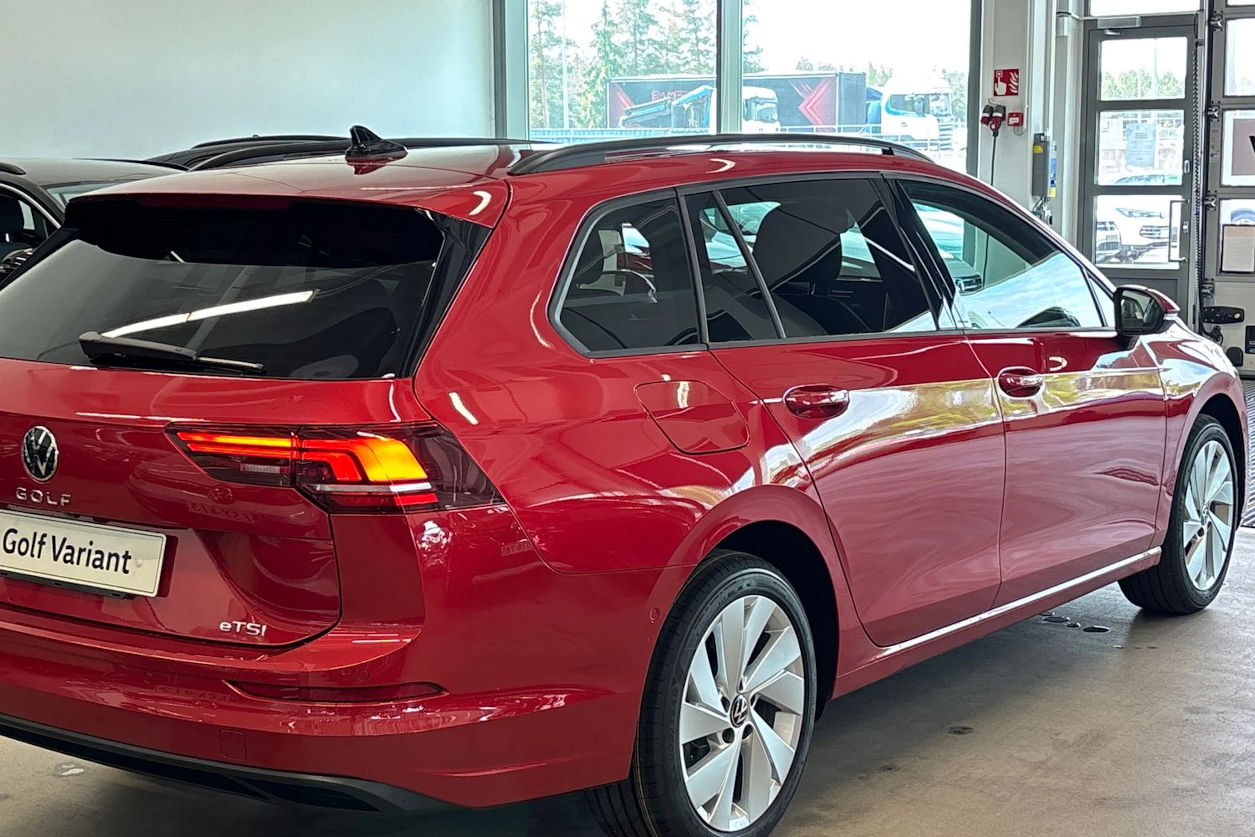 punainen Volkswagen Golf 2026 kuva 17.