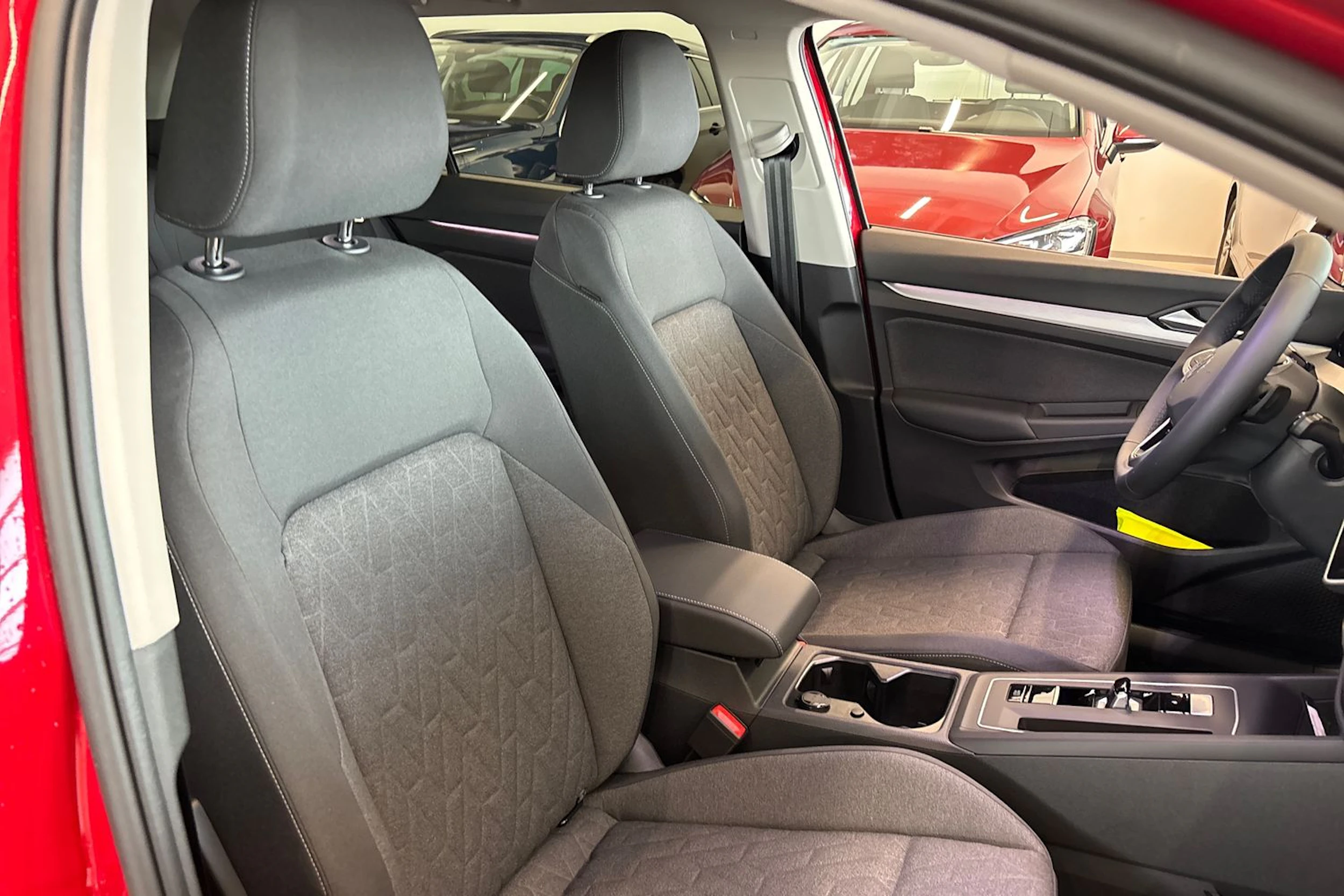 punainen Volkswagen Golf 2026 kuva 20.