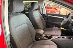 punainen Volkswagen Golf 2026 kuva 20.