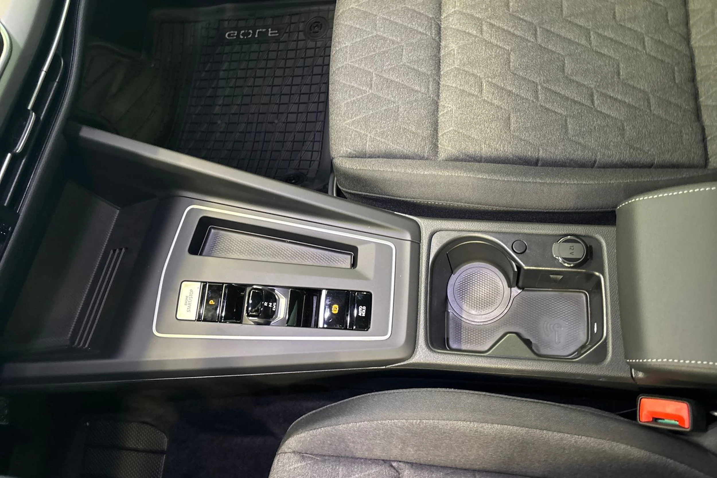 punainen Volkswagen Golf 2026 kuva 36.