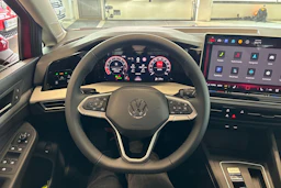 punainen Volkswagen Golf 2026 kuva 37.