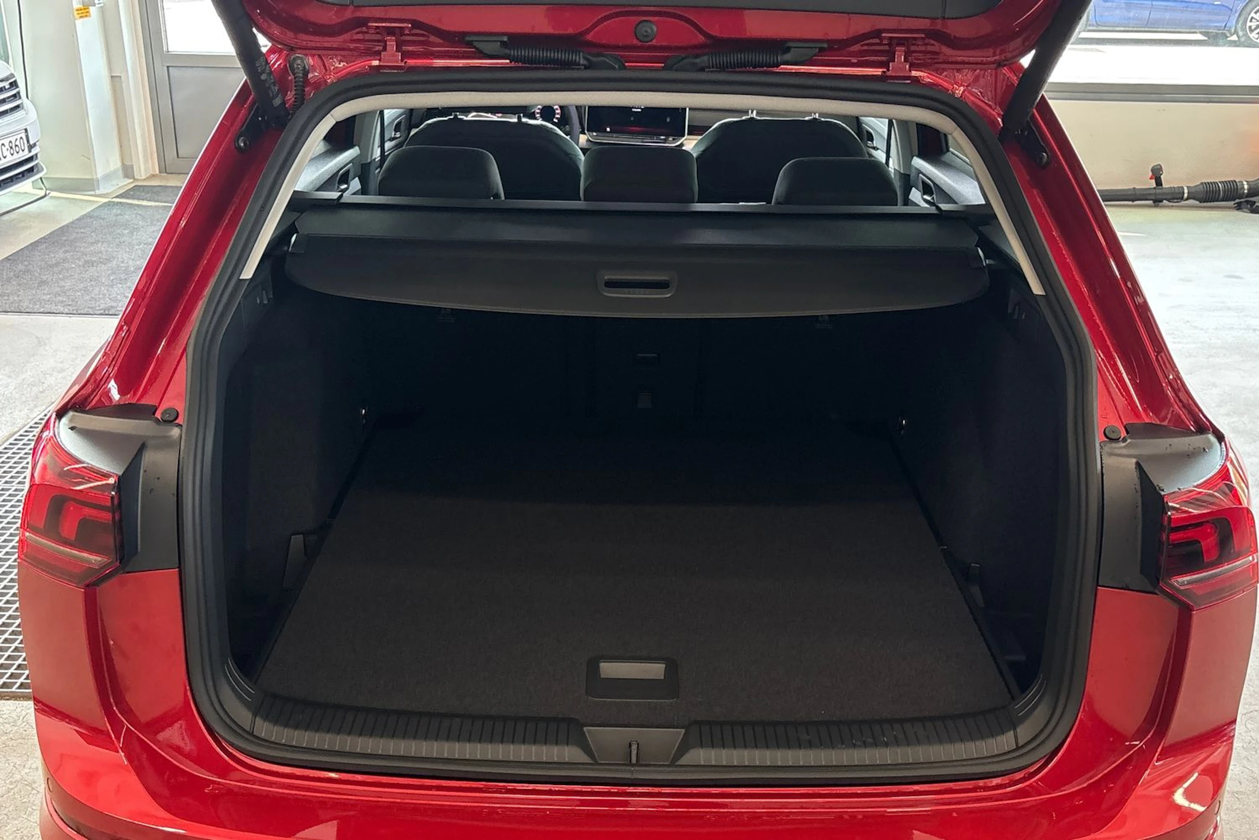 punainen Volkswagen Golf 2026 kuva 40.