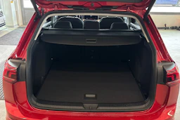 punainen Volkswagen Golf 2026 kuva 40.