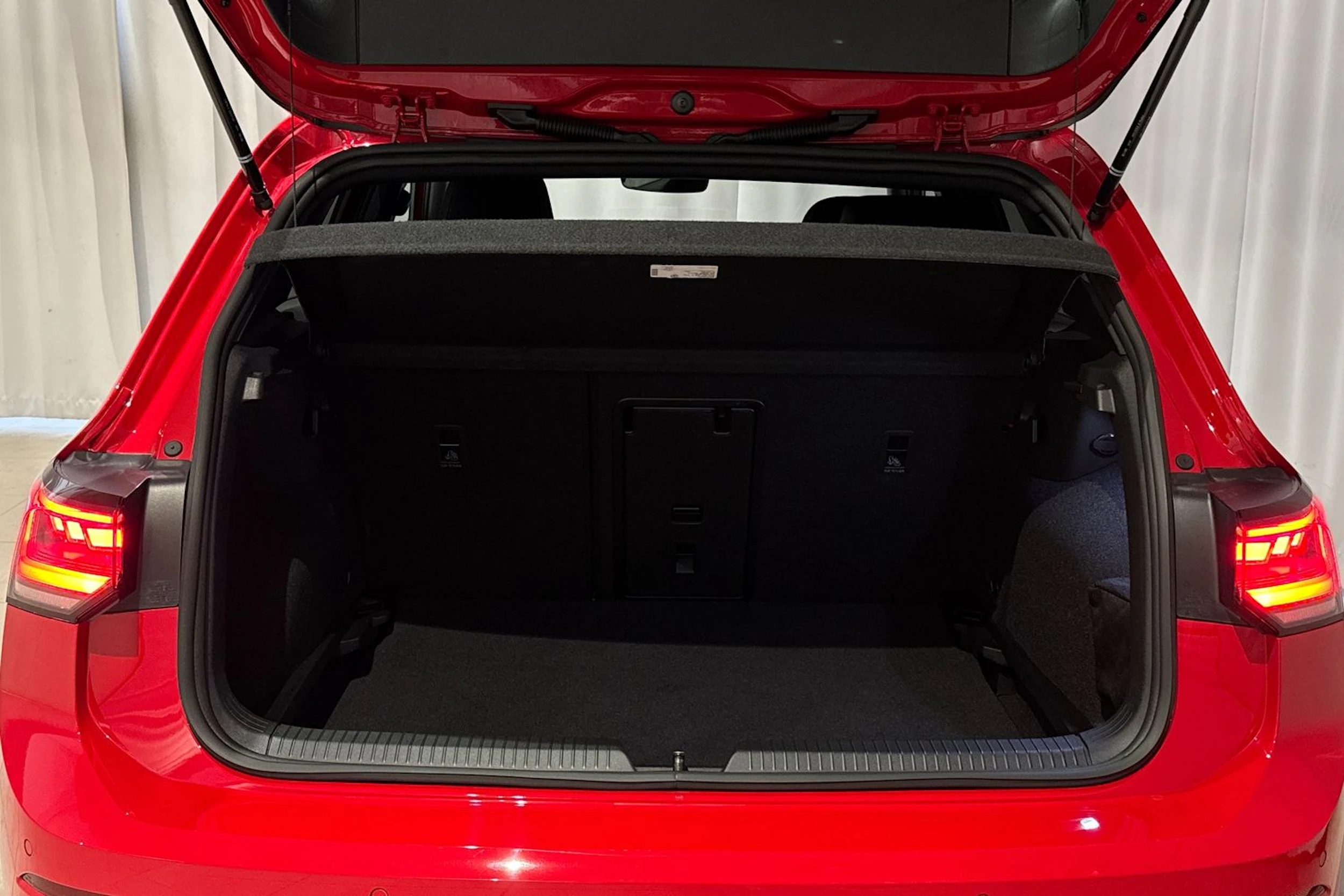 punainen Volkswagen Golf 2026 kuva 13.