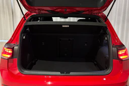 punainen Volkswagen Golf 2026 kuva 13.