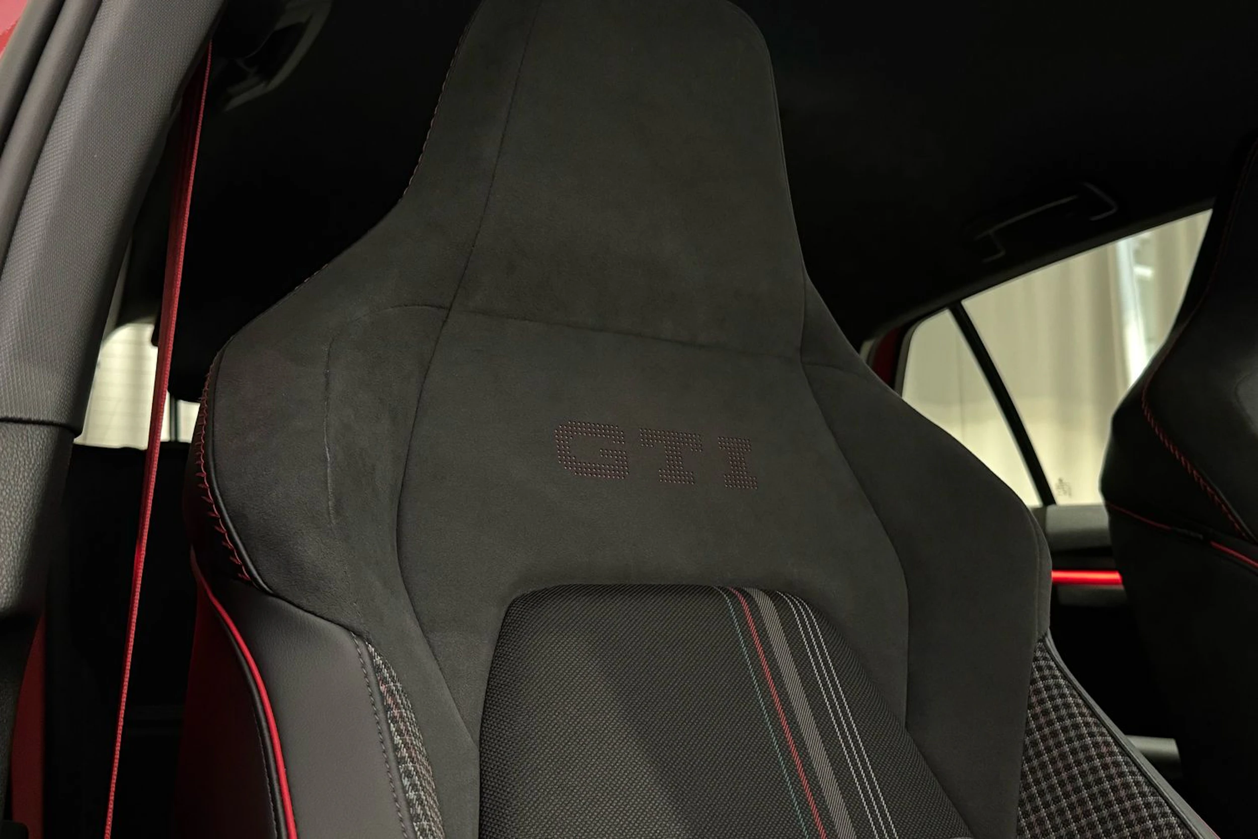punainen Volkswagen Golf 2026 kuva 15.