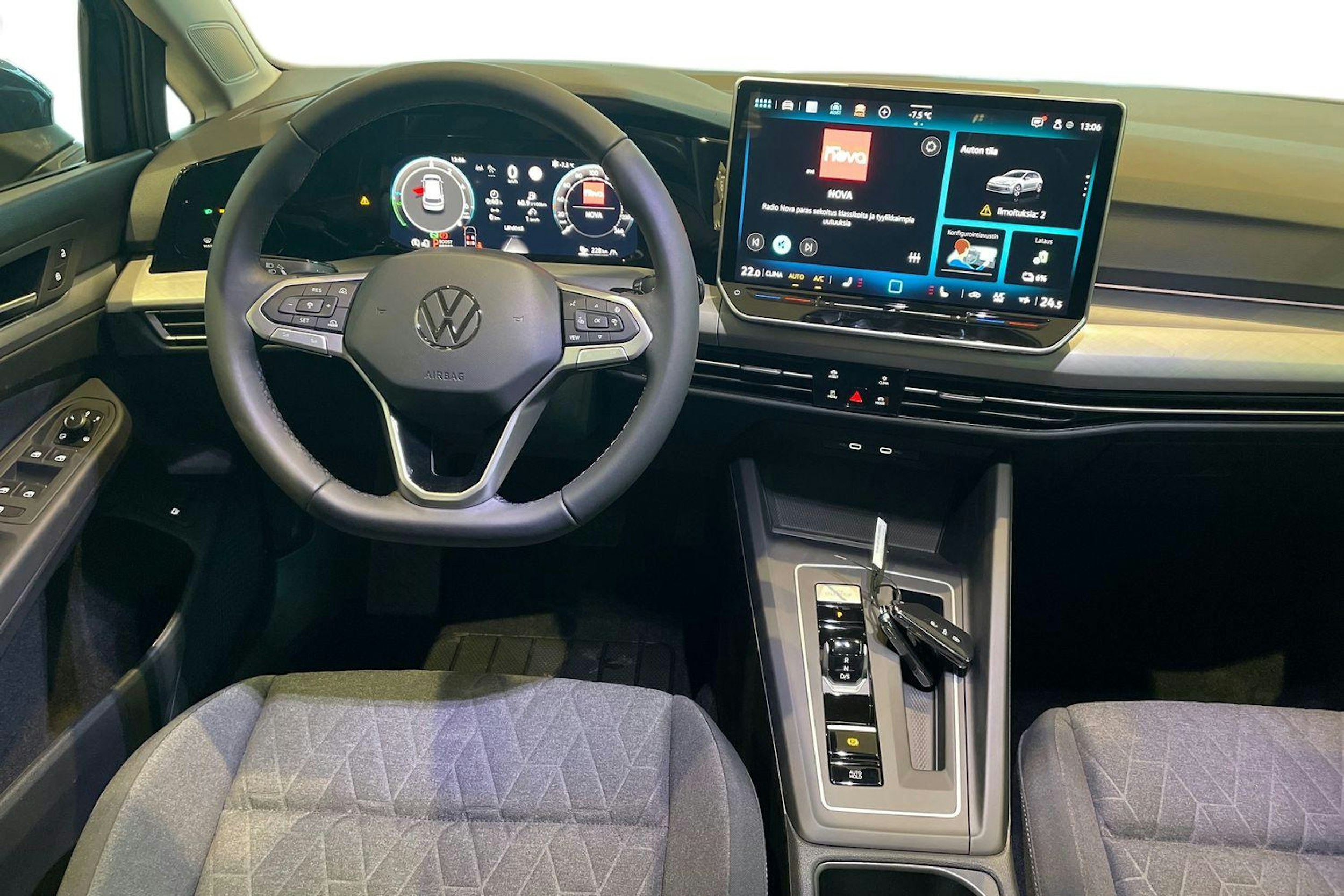 sininen Volkswagen Golf 2026 kuva 7.