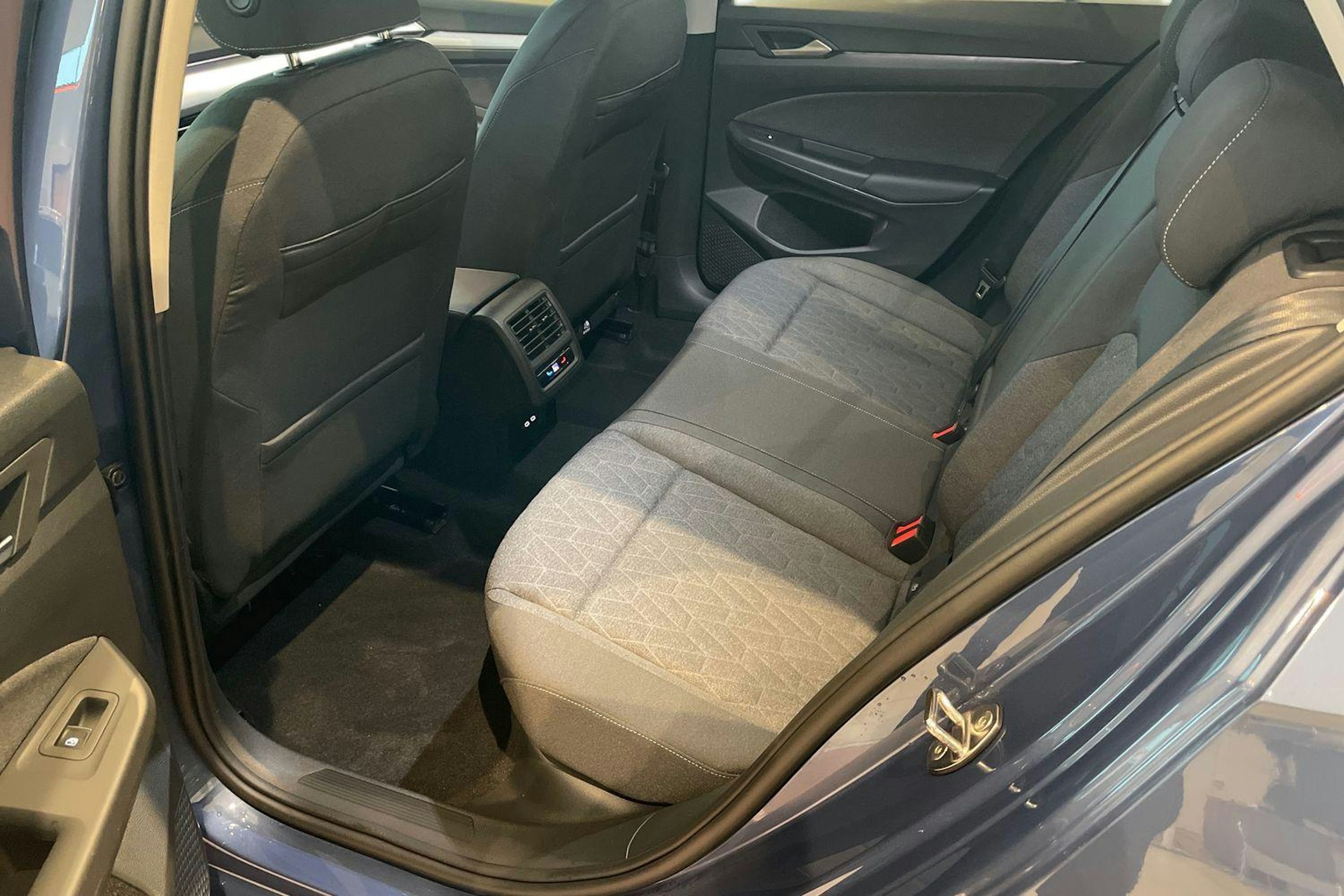 sininen Volkswagen Golf 2026 kuva 8.