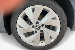 harmaa Volkswagen Golf 2026 kuva 9.