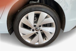 sininen Volkswagen Golf 2026 kuva 9.
