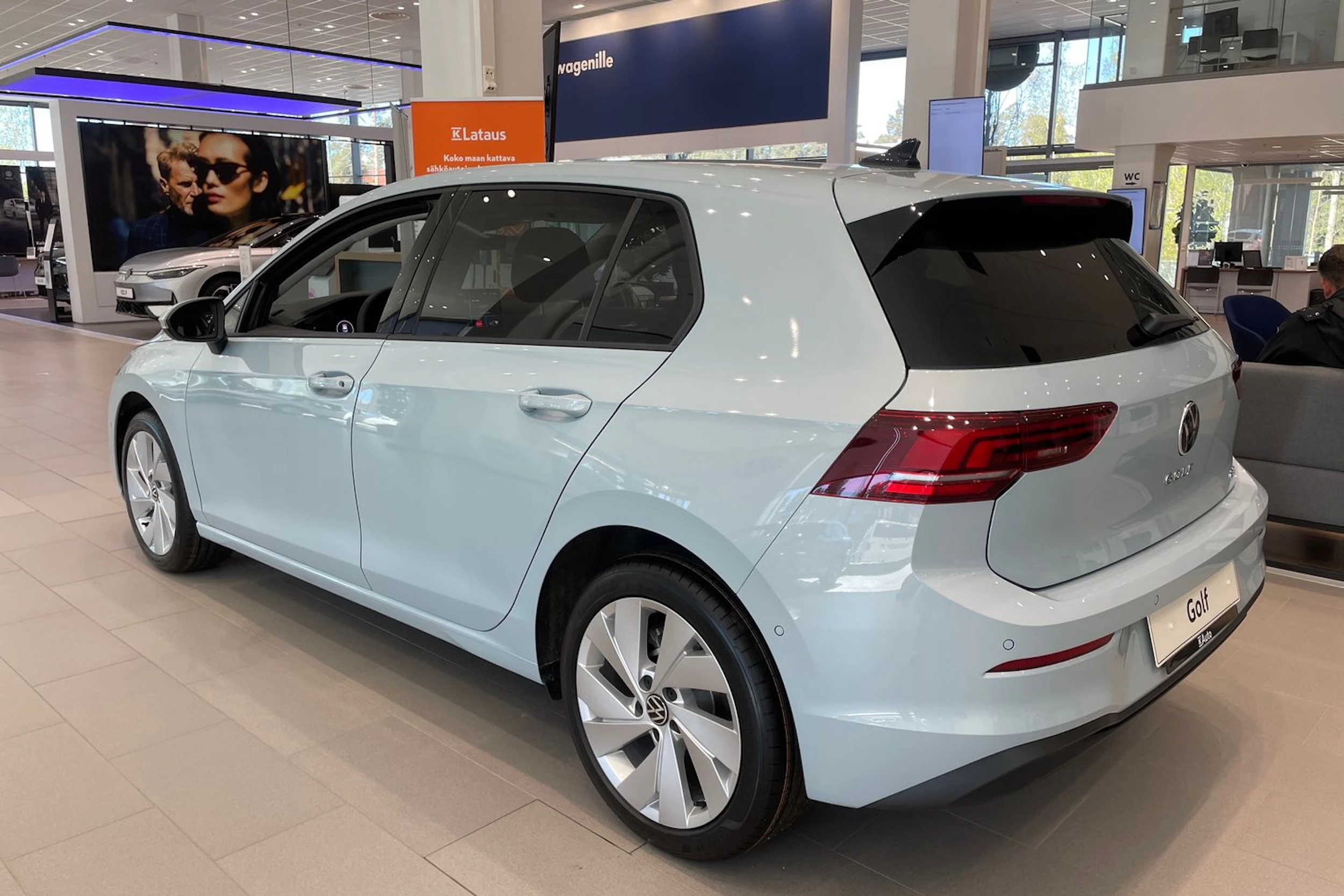 sininen Volkswagen Golf 2026 kuva 14.