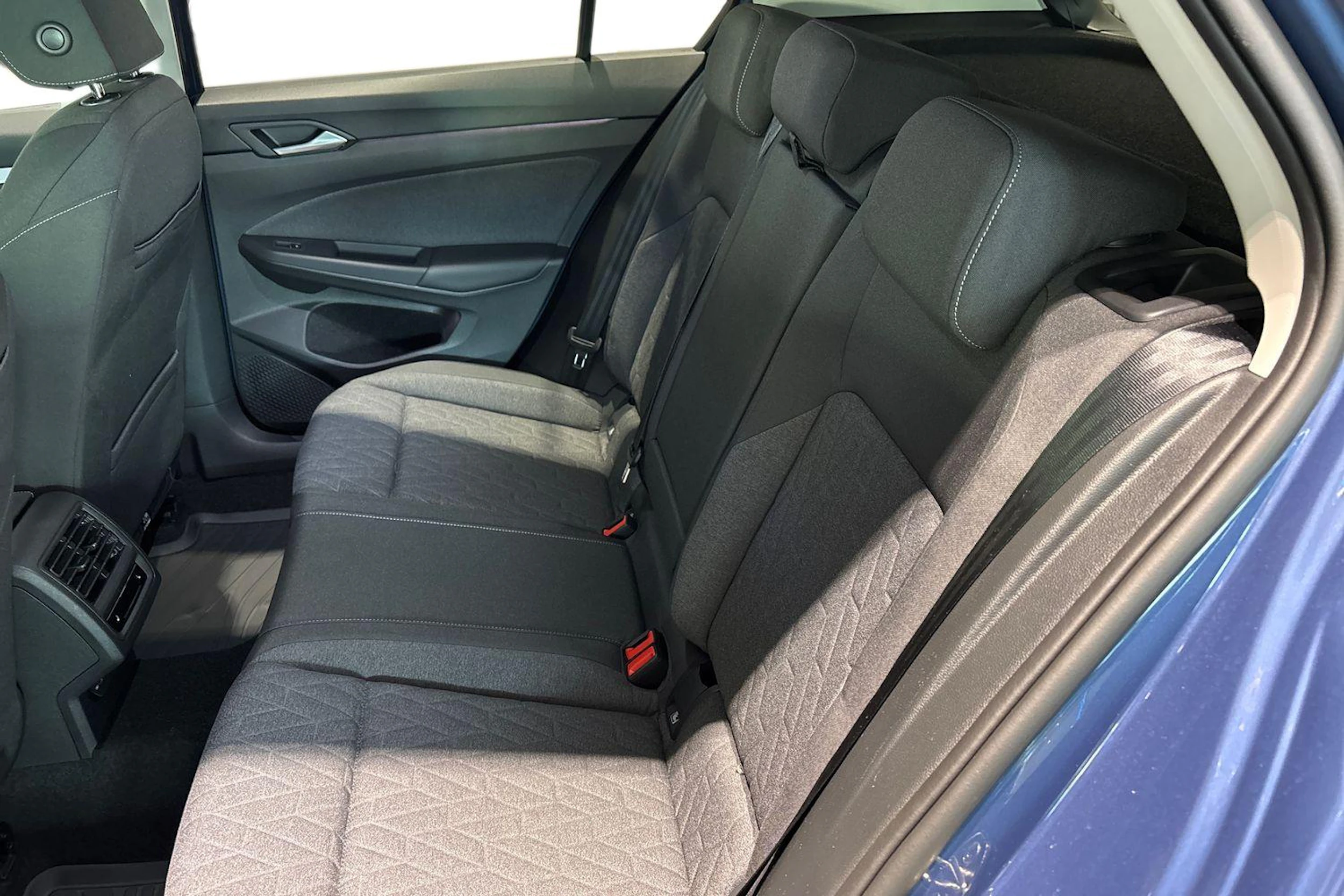 sininen Volkswagen Golf 2026 kuva 8.