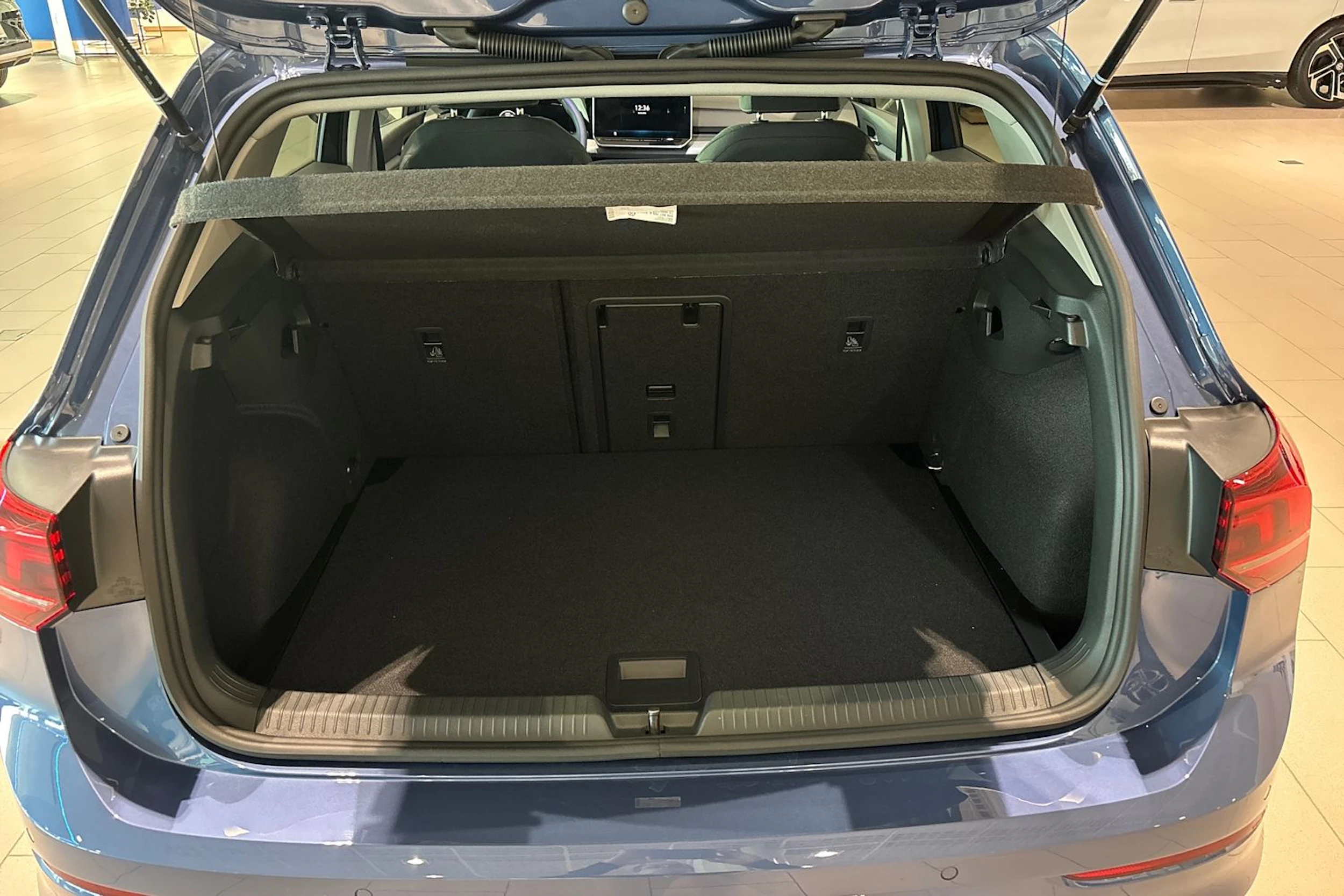sininen Volkswagen Golf 2026 kuva 11.