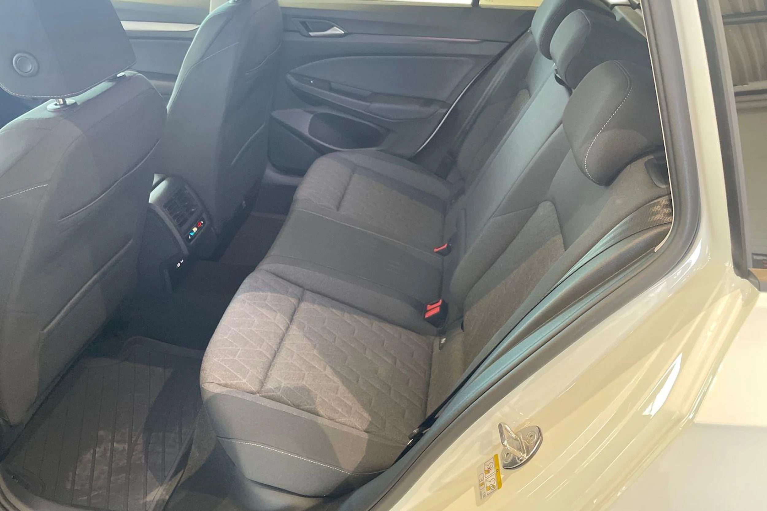 valkoinen Volkswagen Golf 2026 kuva 8.