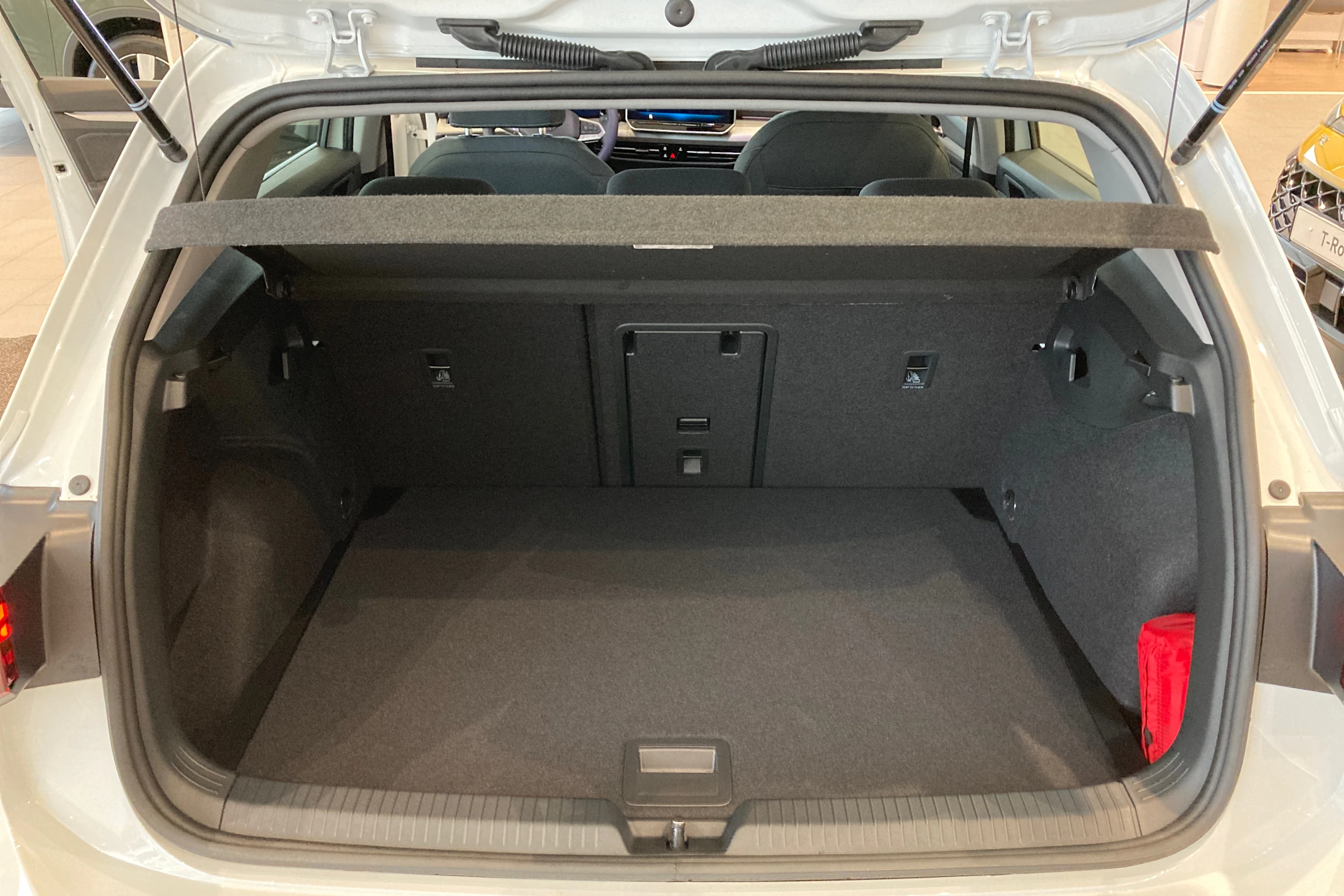 valkoinen Volkswagen Golf 2026 kuva 18.