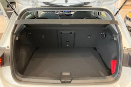 valkoinen Volkswagen Golf 2026 kuva 18.