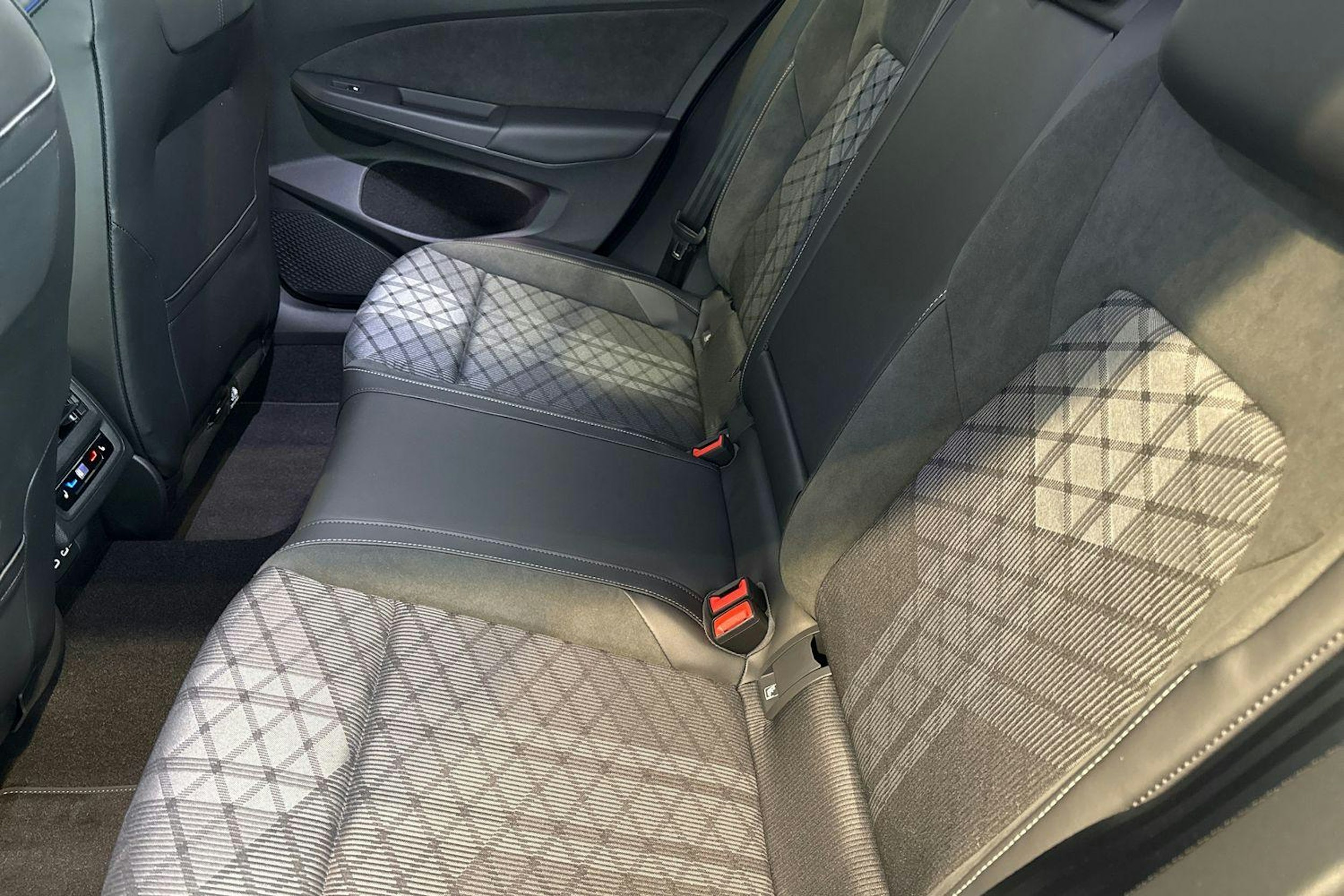 sininen Volkswagen Golf 2026 kuva 8.