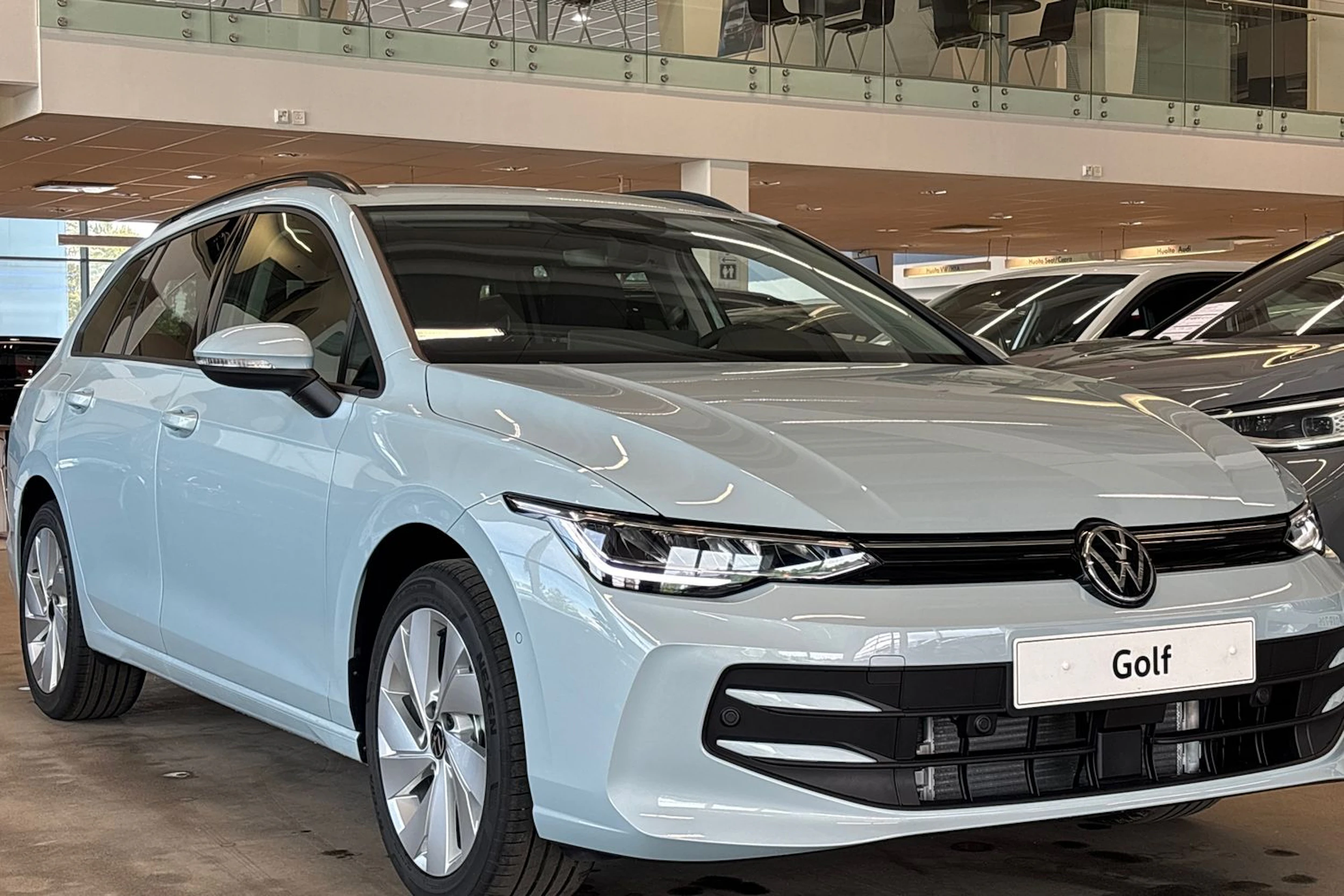 sininen Volkswagen Golf 2026 kuva 12.