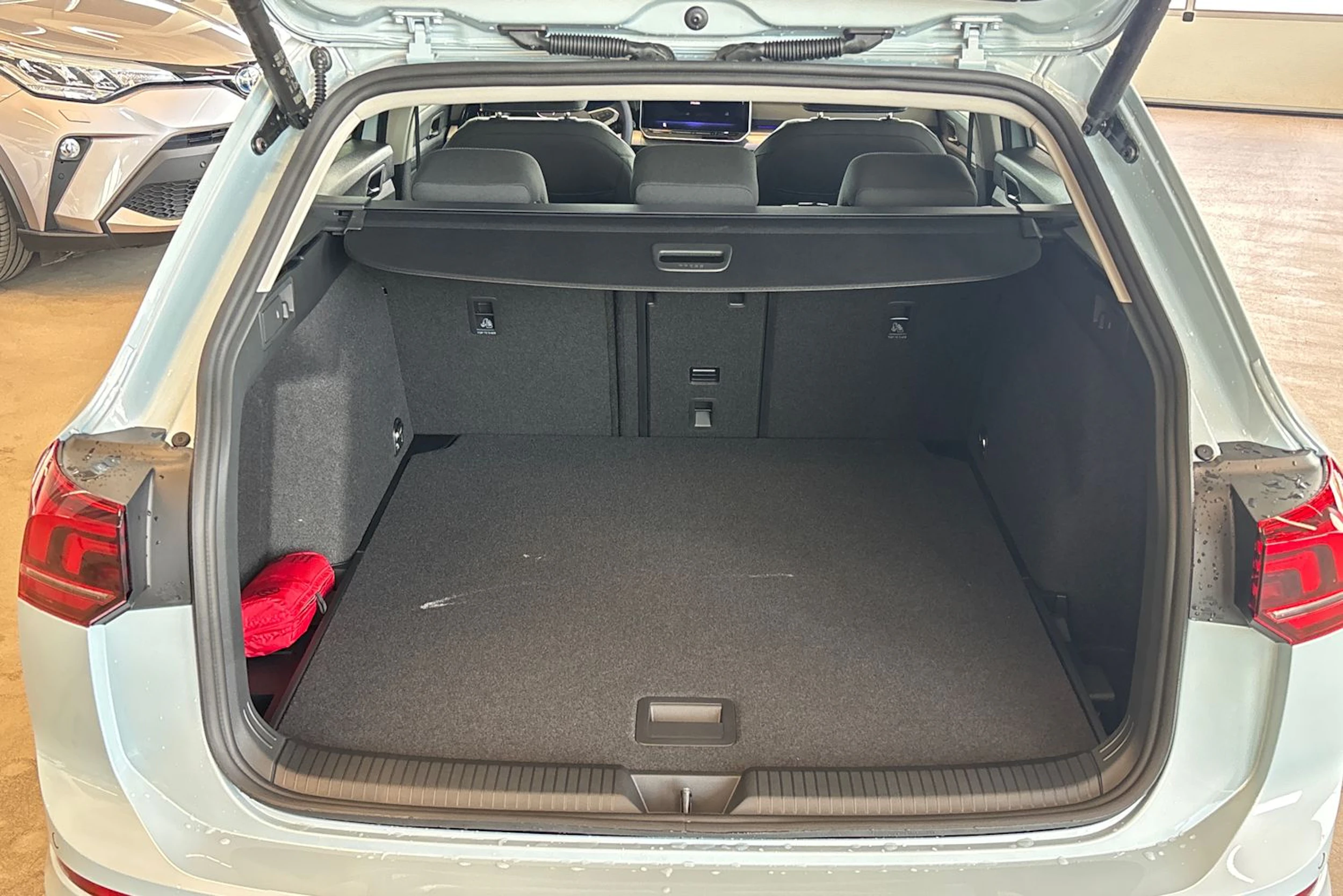 sininen Volkswagen Golf 2026 kuva 40.