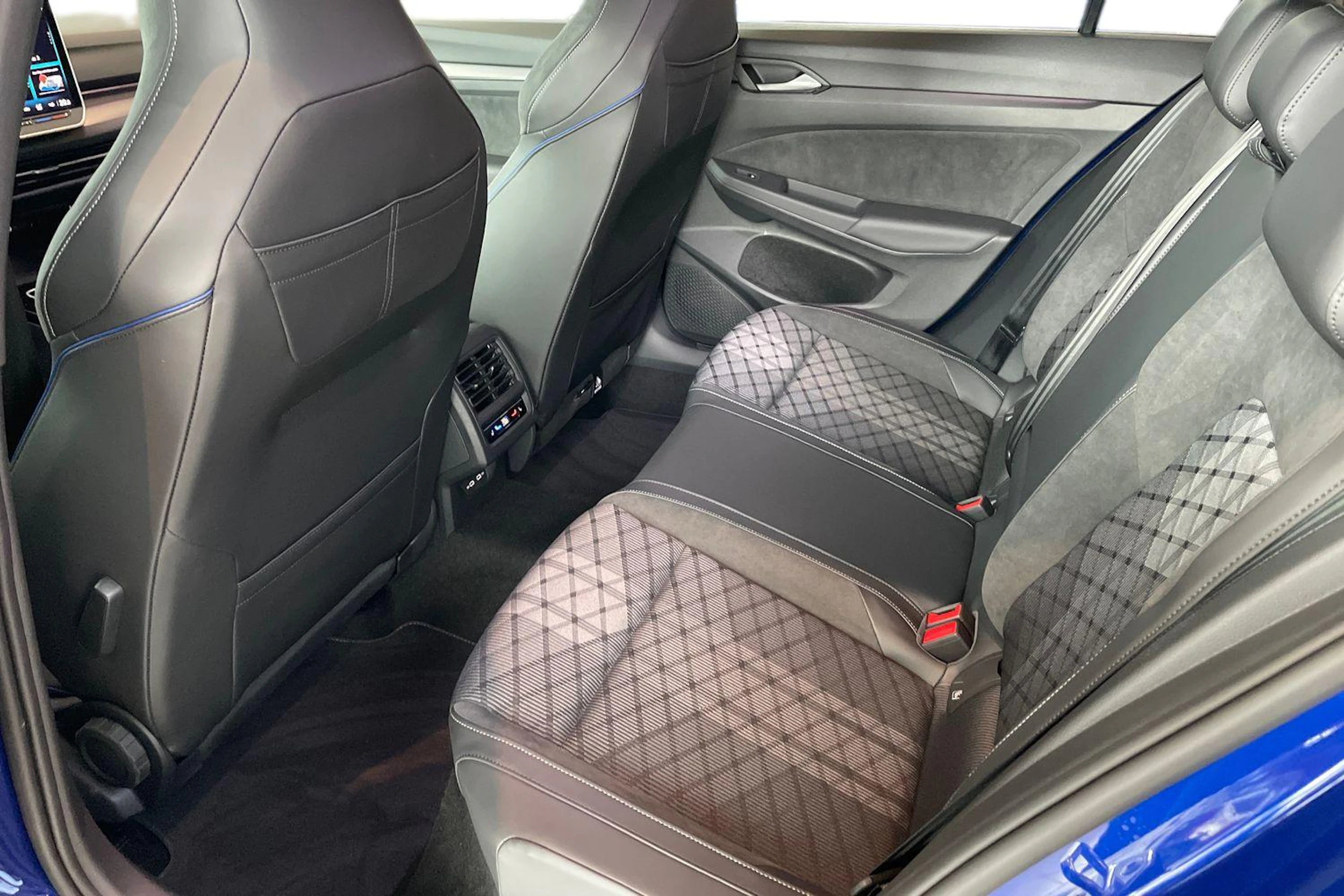 sininen Volkswagen Golf 2026 kuva 8.