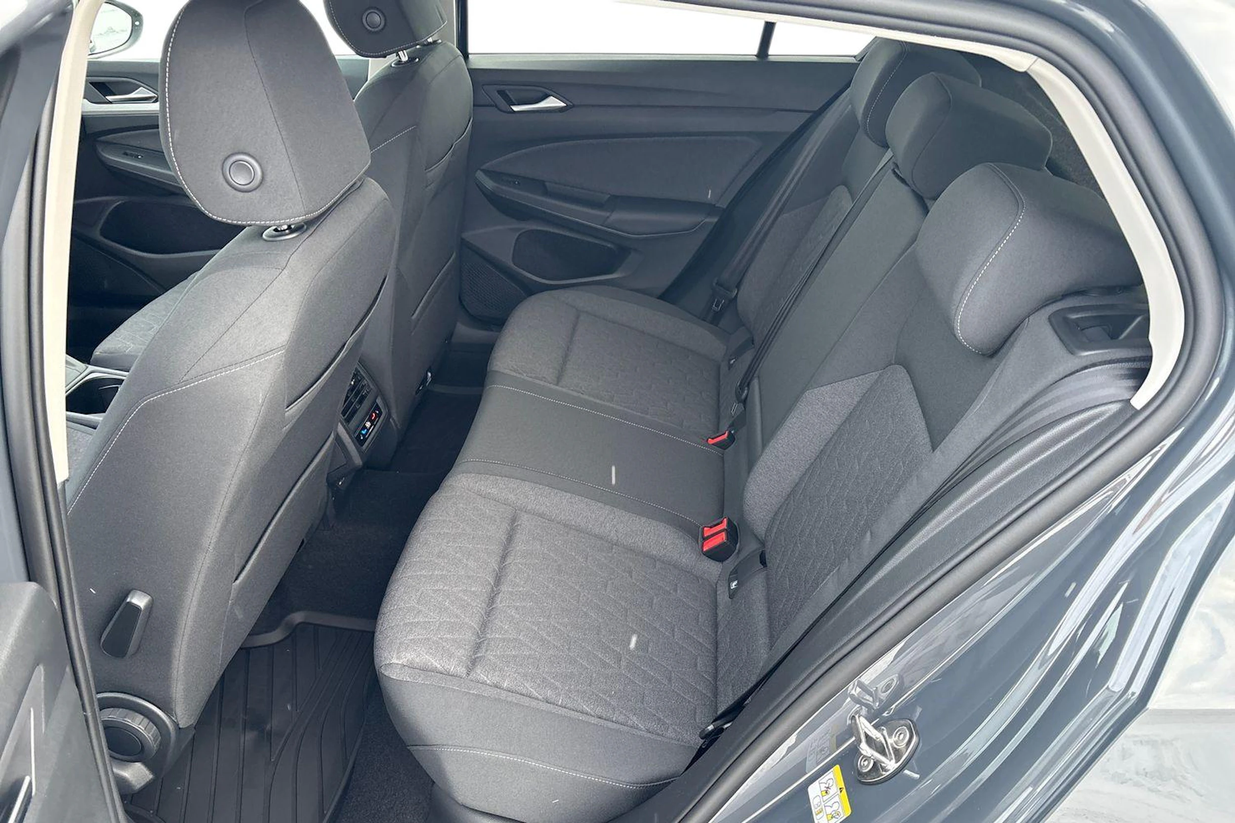 harmaa Volkswagen Golf 2026 kuva 8.