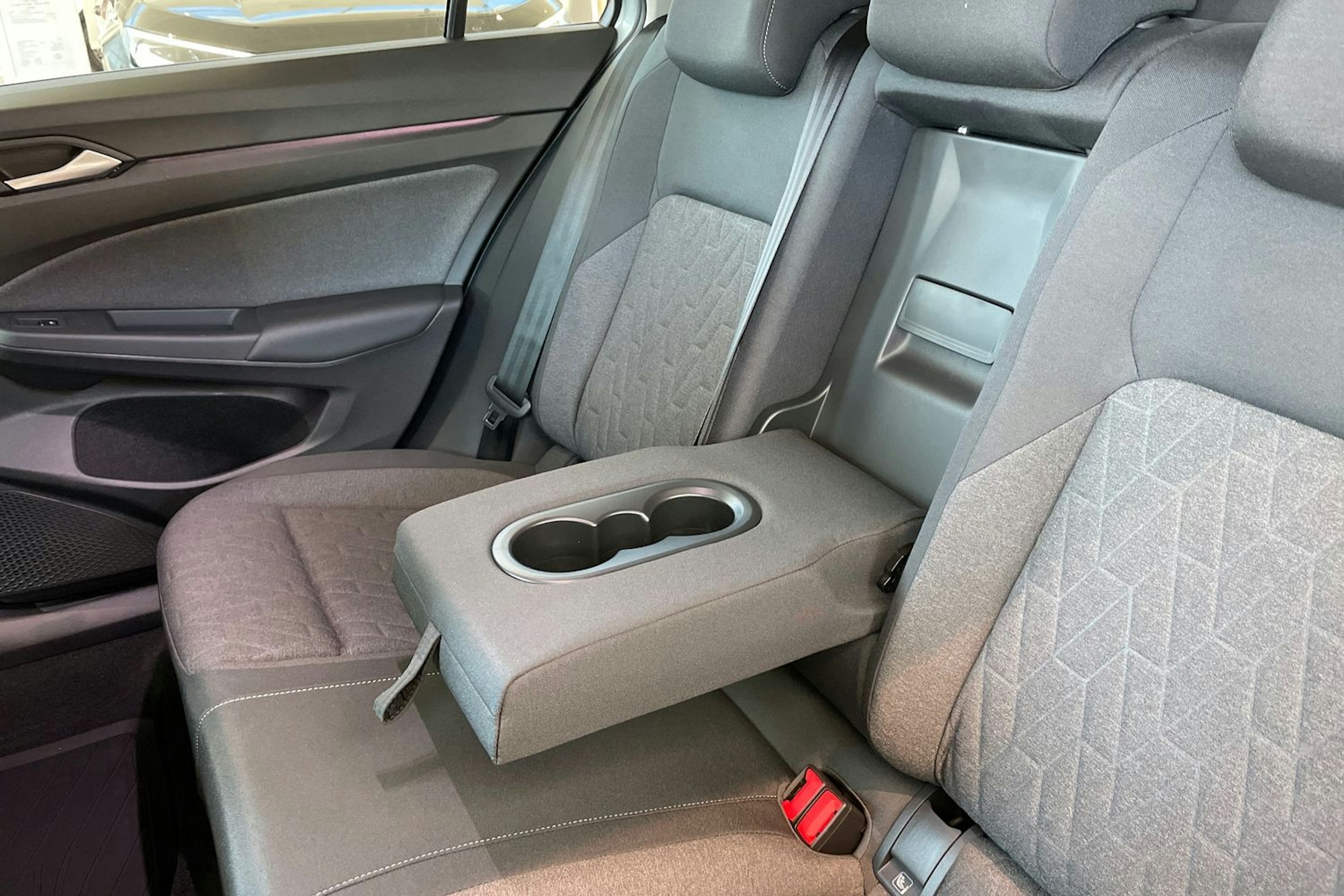 harmaa Volkswagen Golf 2026 kuva 18.