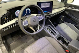 harmaa Volkswagen Golf 2026 kuva 7.