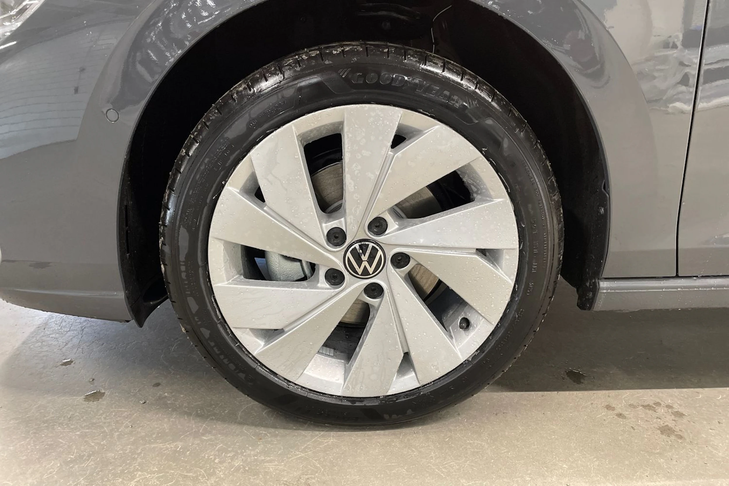 harmaa Volkswagen Golf 2026 kuva 13.