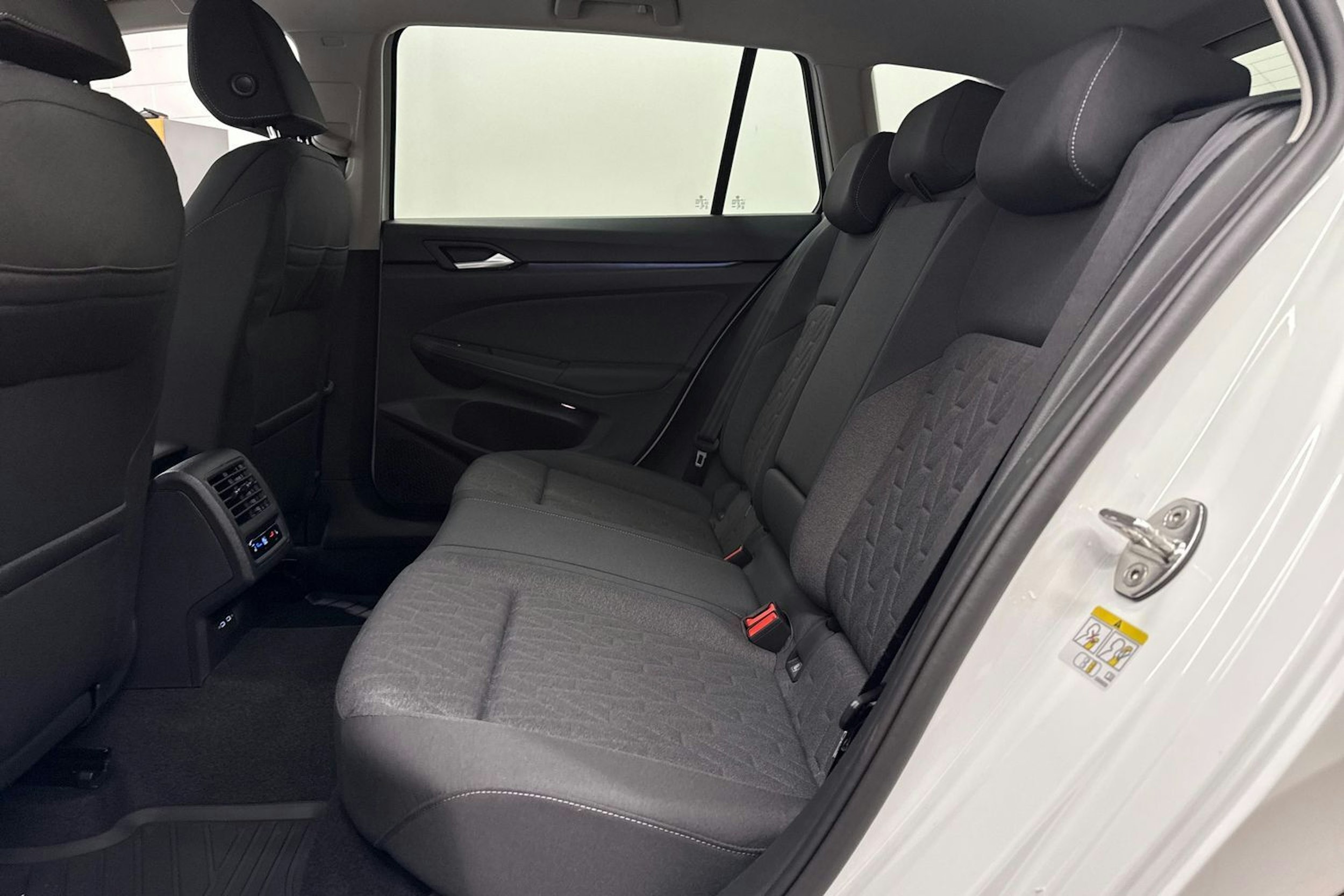 valkoinen Volkswagen Golf 2026 kuva 11.