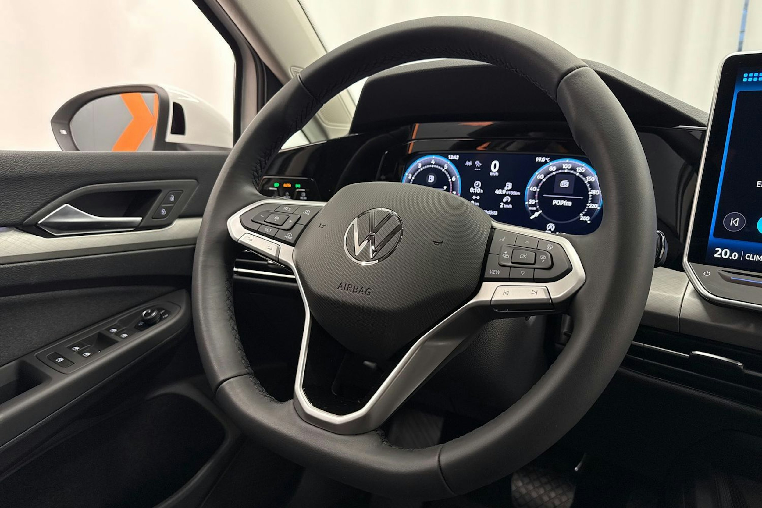 valkoinen Volkswagen Golf 2026 kuva 15.