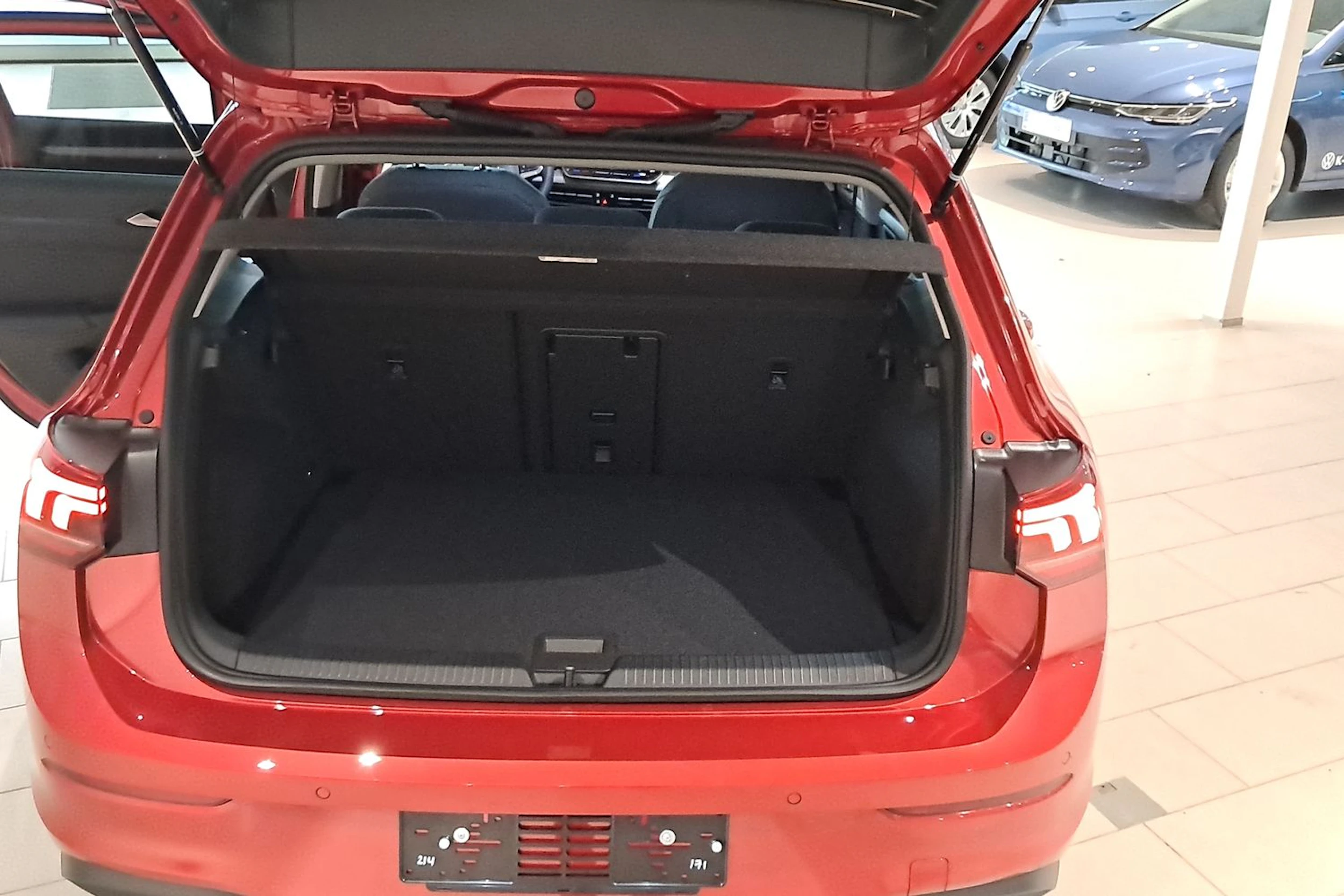 punainen Volkswagen Golf 2026 kuva 11.
