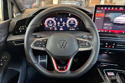 musta Volkswagen Golf 2026 kuva 16.