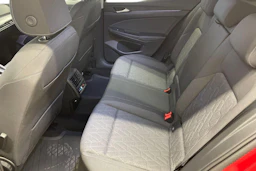 punainen Volkswagen Golf 2026 kuva 8.