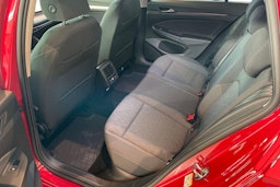 punainen Volkswagen Golf 2026 kuva 8.