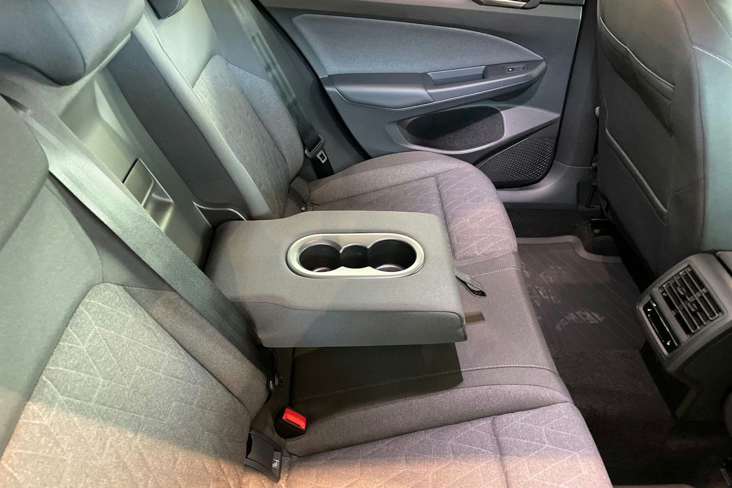 punainen Volkswagen Golf 2026 kuva 21.