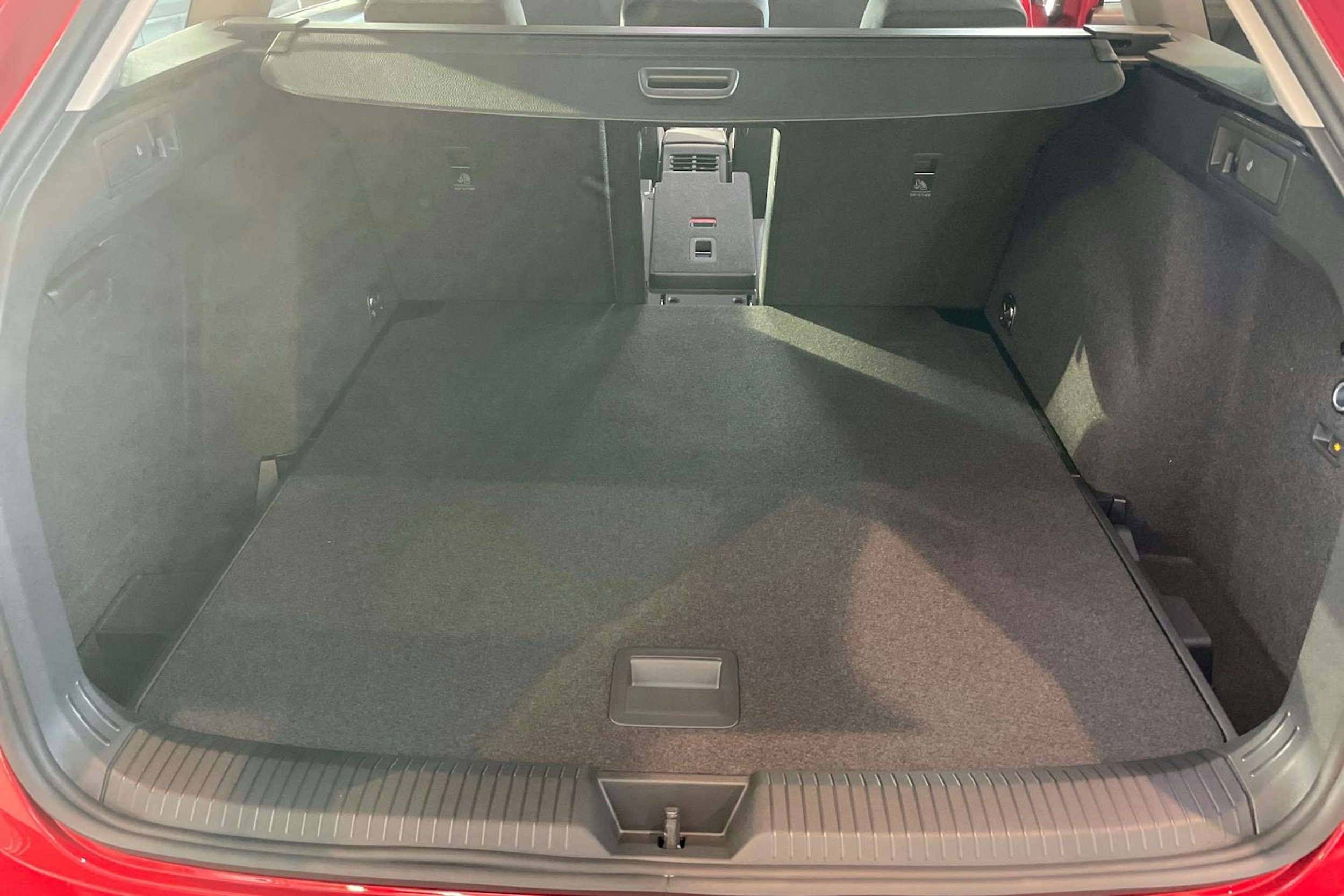 punainen Volkswagen Golf 2026 kuva 22.