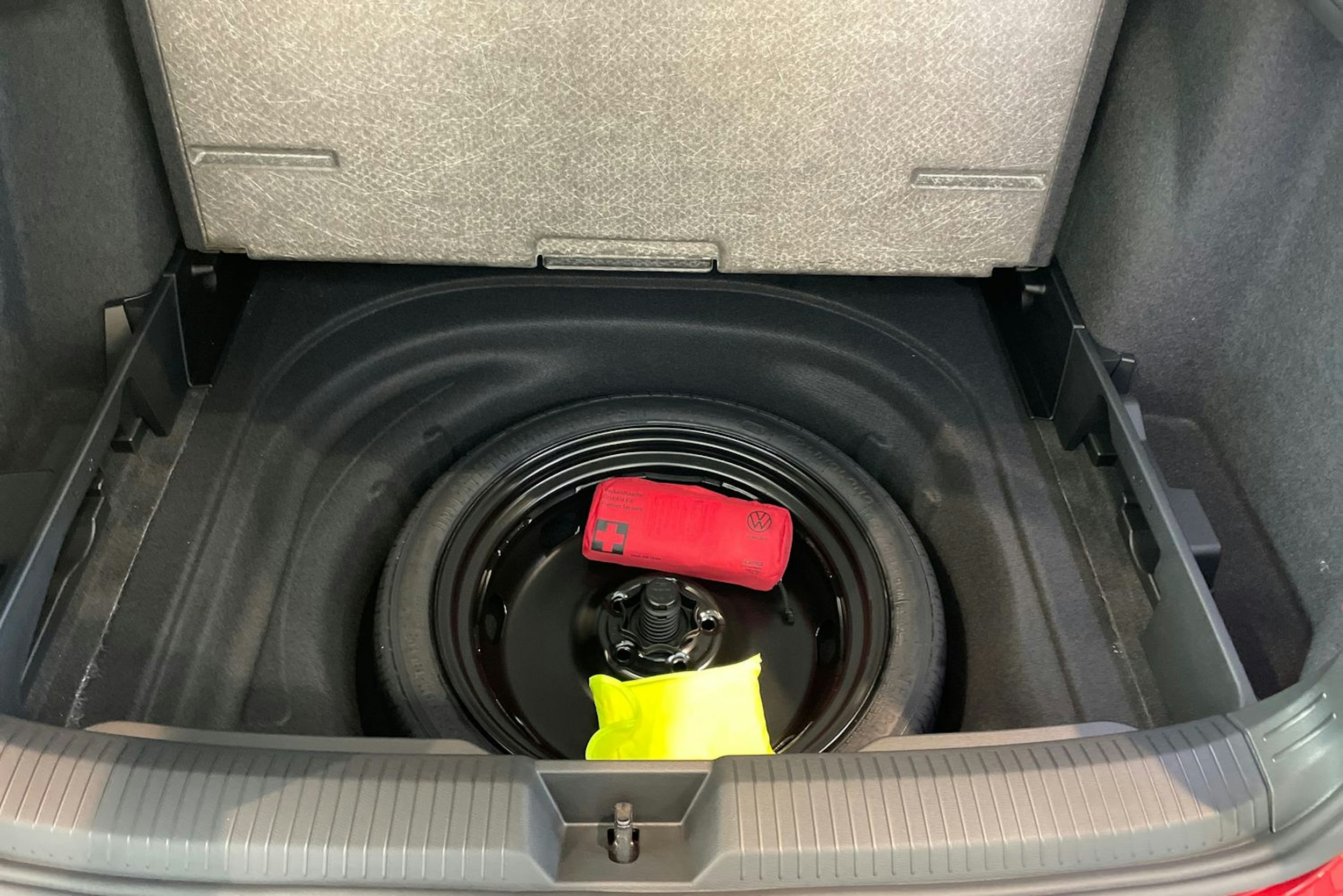 punainen Volkswagen Golf 2026 kuva 23.