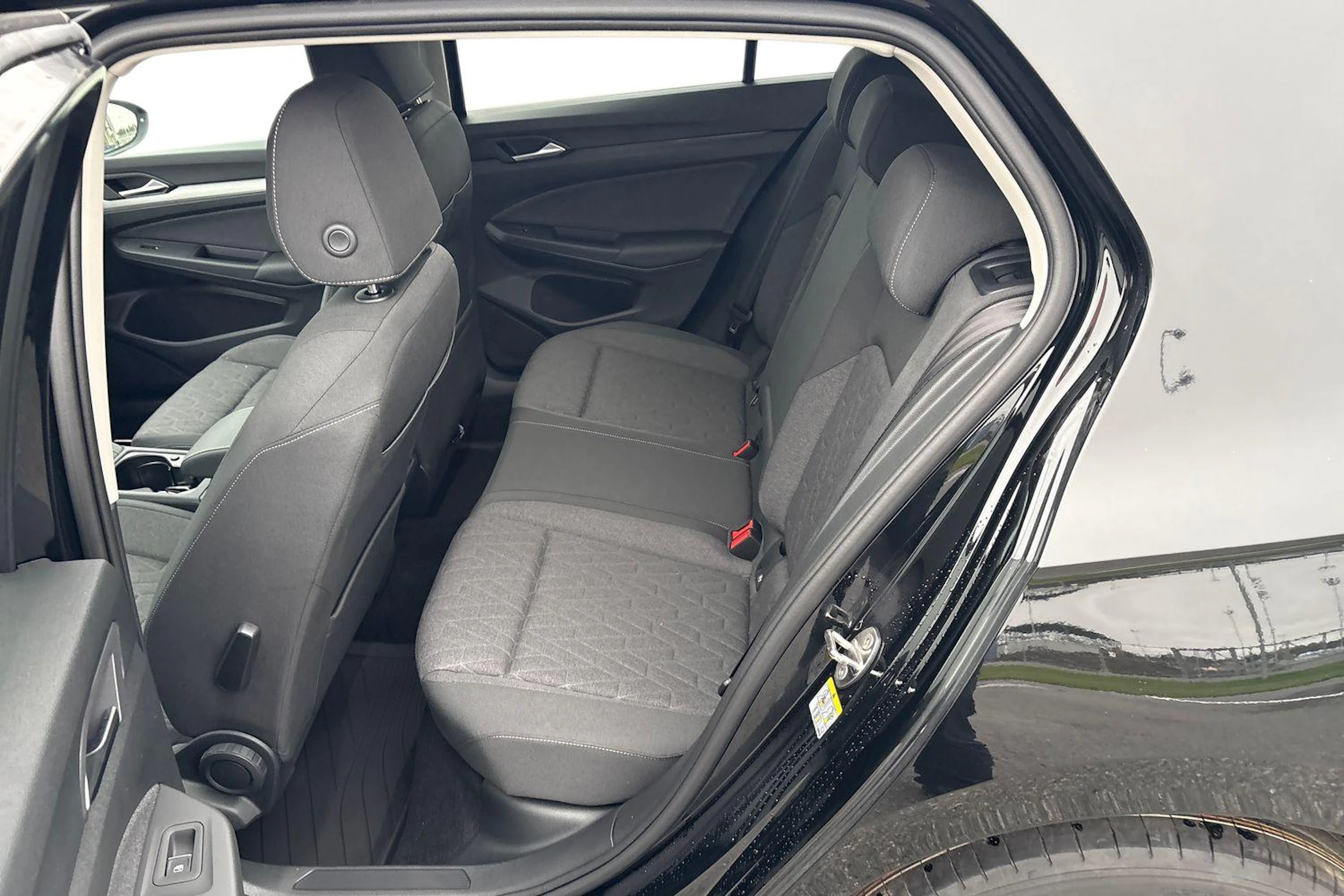 musta Volkswagen Golf 2026 kuva 8.