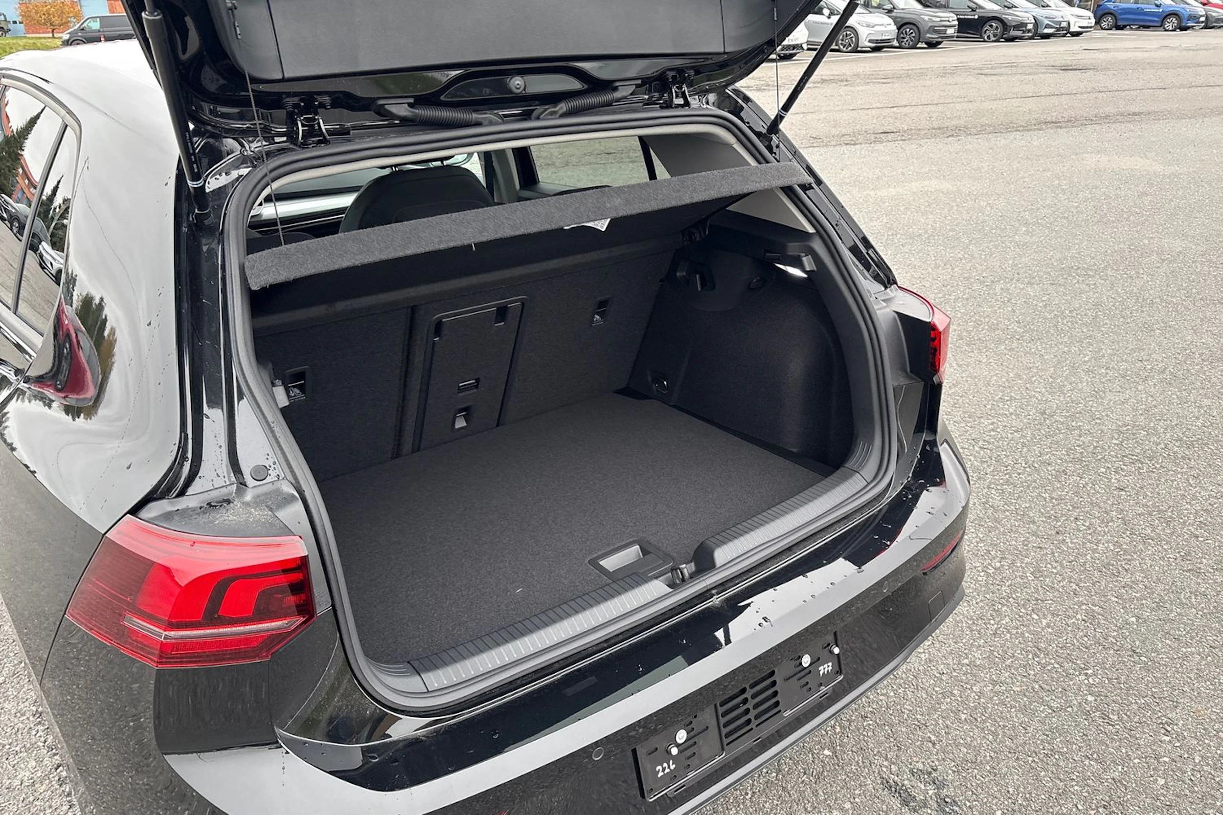 musta Volkswagen Golf 2026 kuva 11.