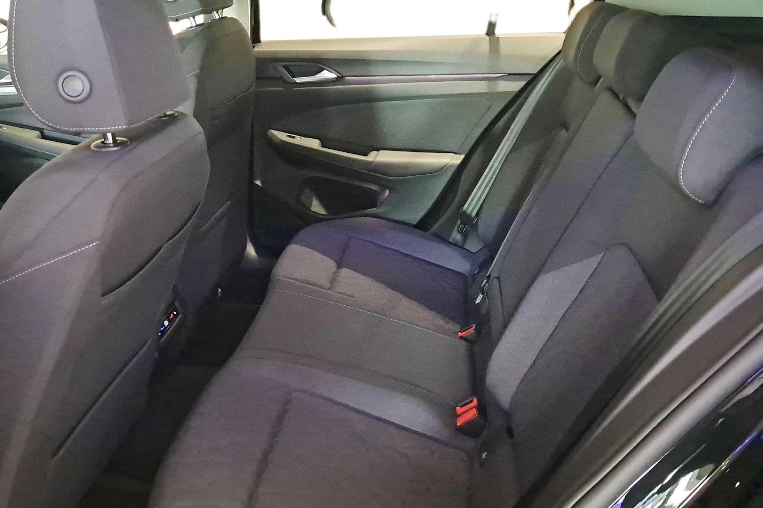 musta Volkswagen Golf 2026 kuva 8.