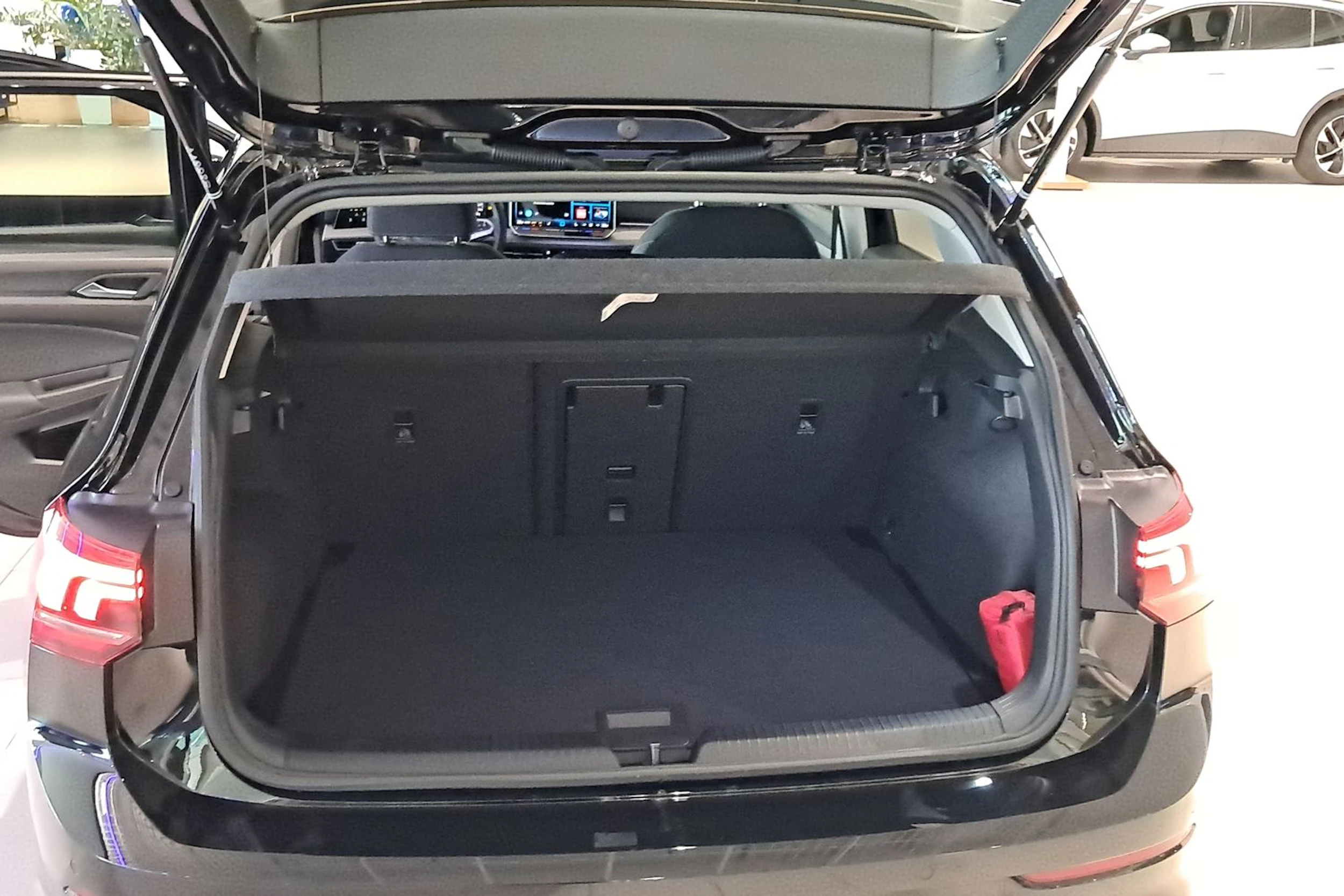 musta Volkswagen Golf 2026 kuva 11.