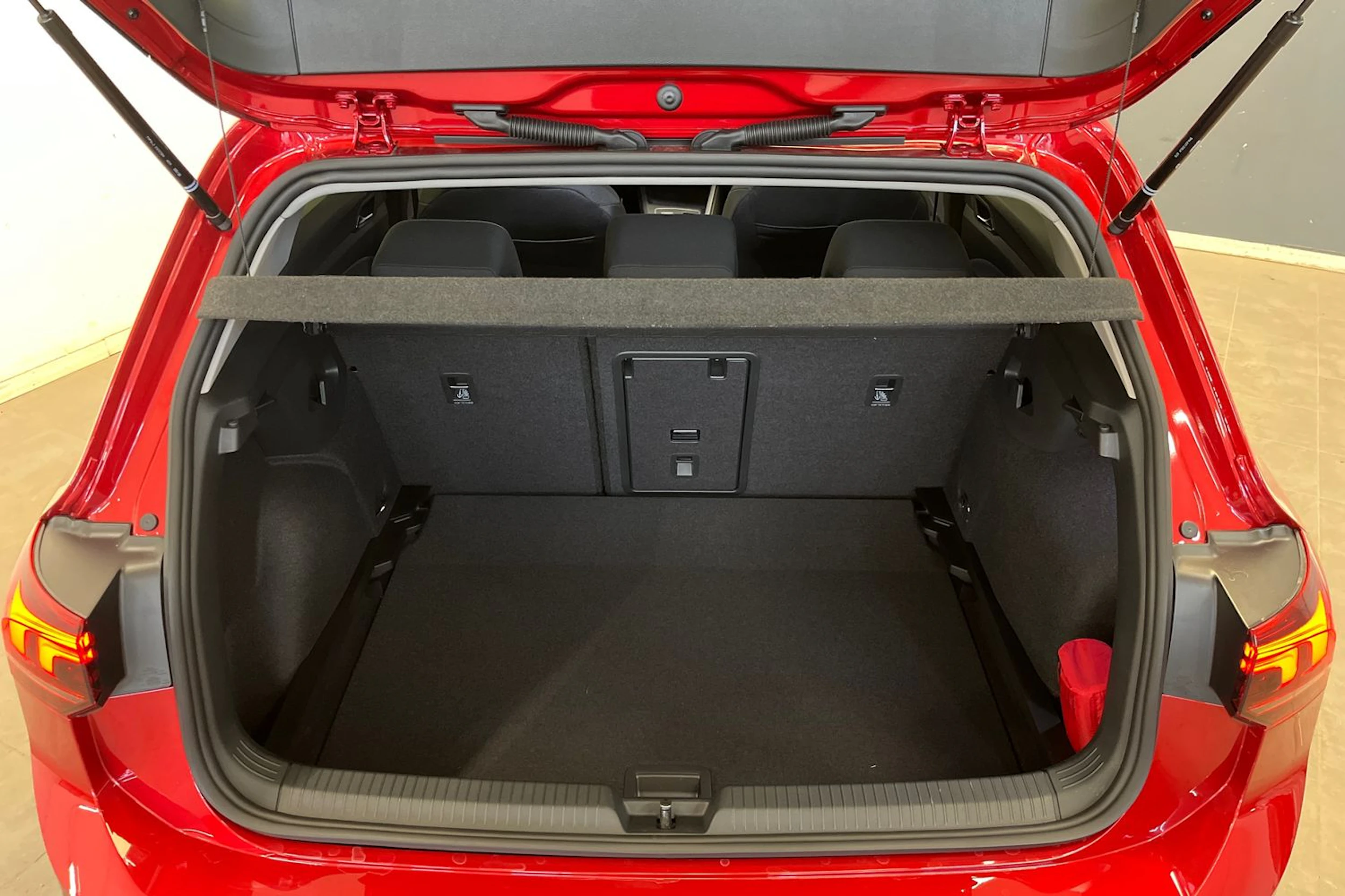 punainen Volkswagen Golf 2026 kuva 11.