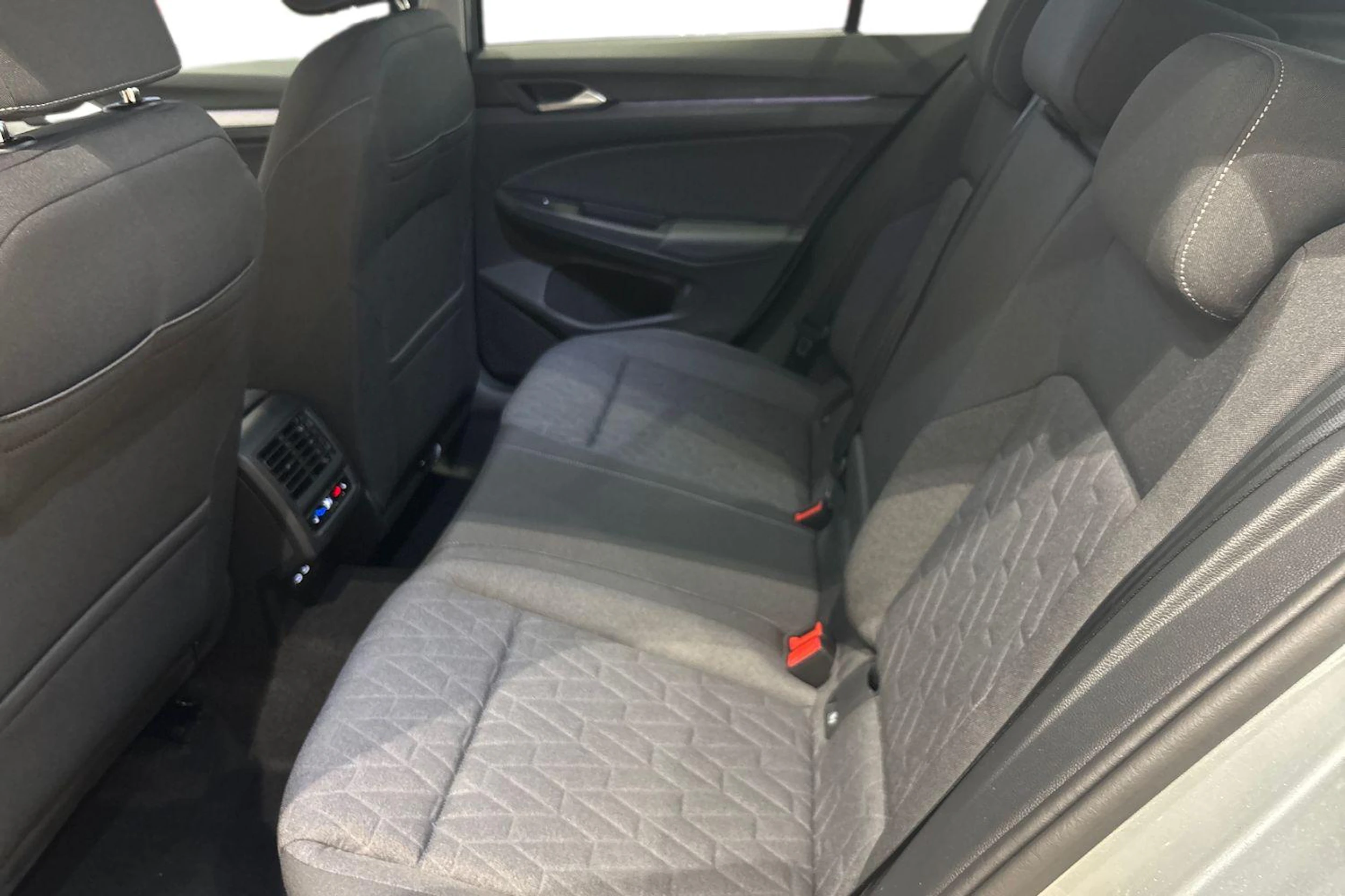 harmaa Volkswagen Golf 2026 kuva 8.