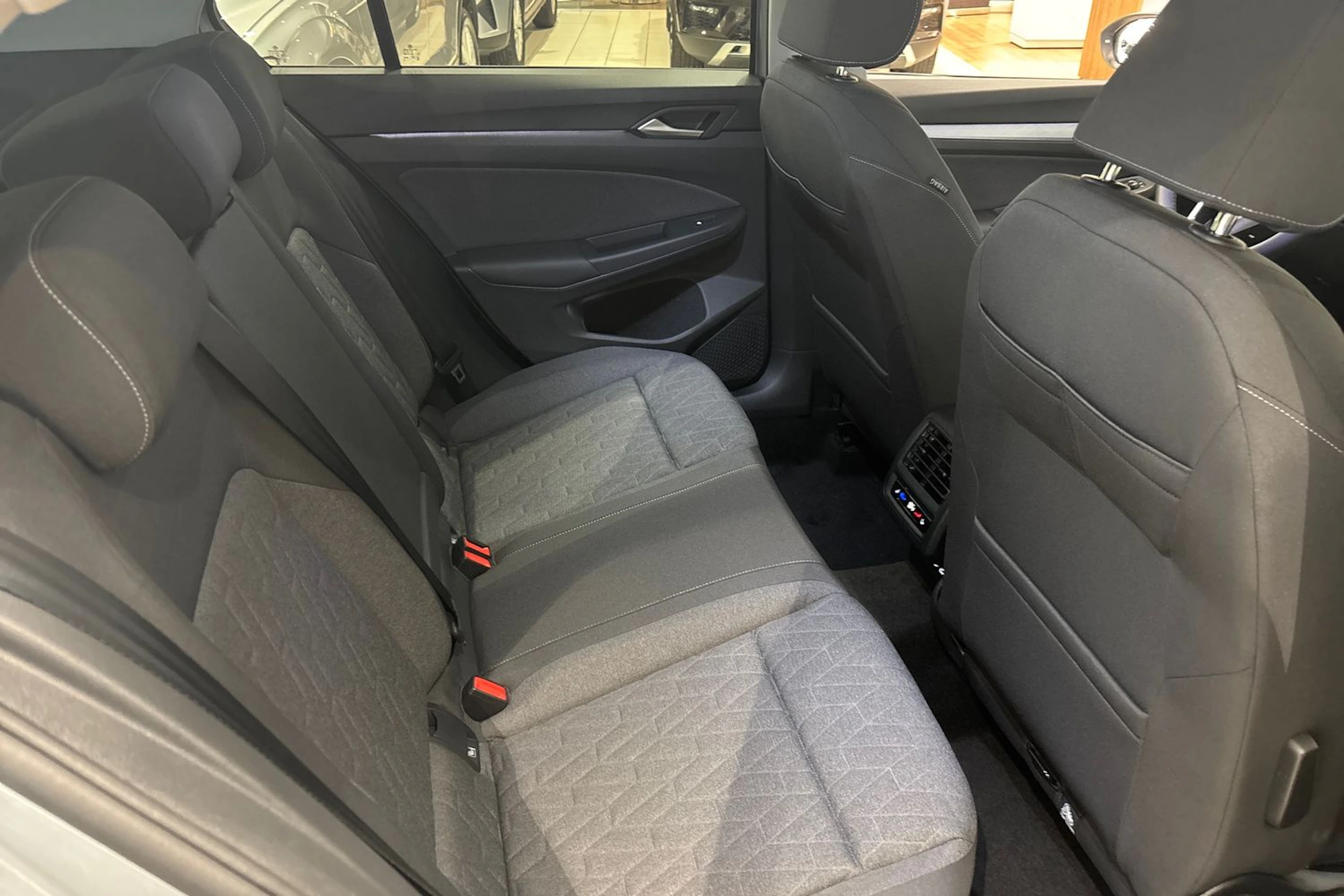harmaa Volkswagen Golf 2026 kuva 12.
