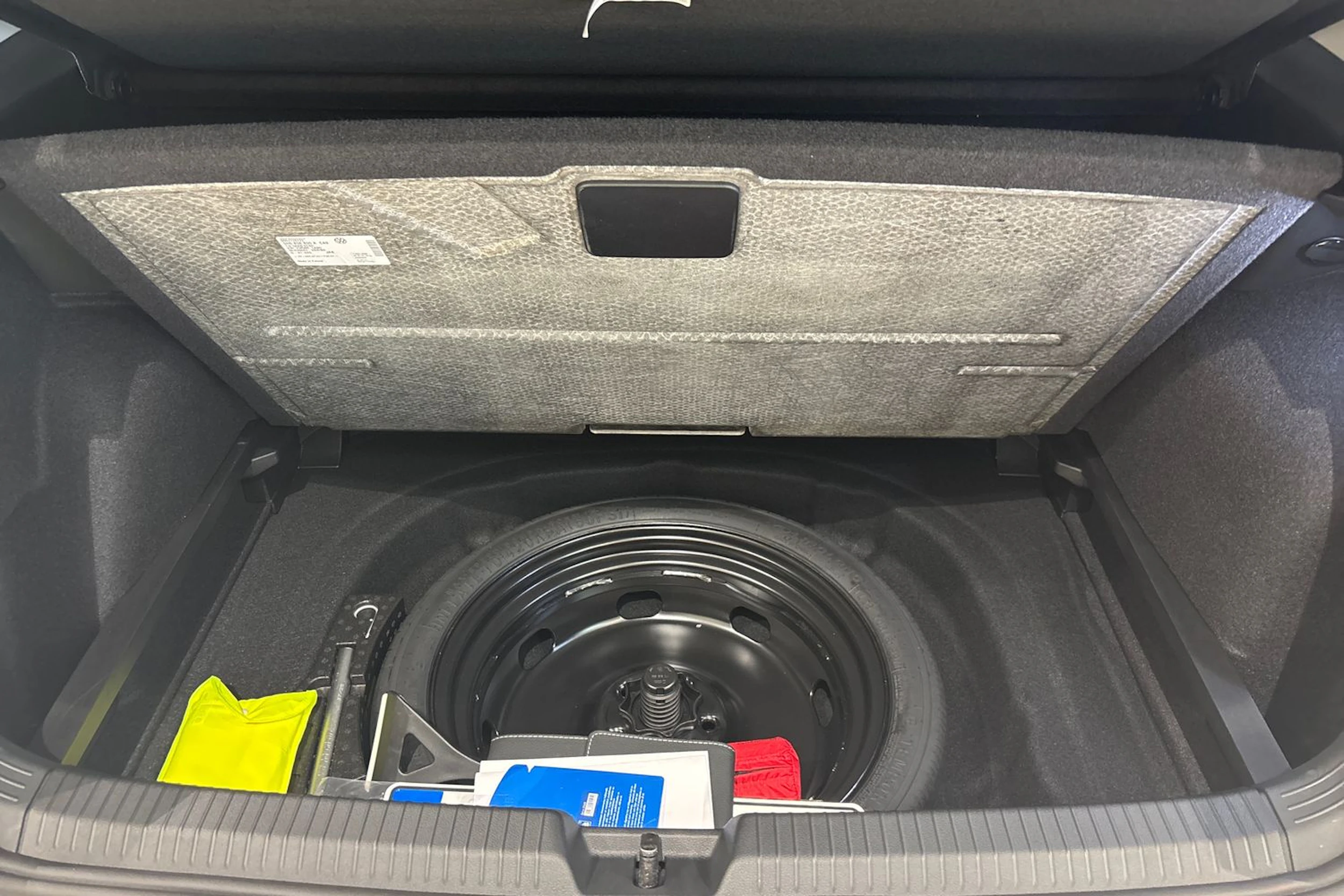 harmaa Volkswagen Golf 2026 kuva 16.