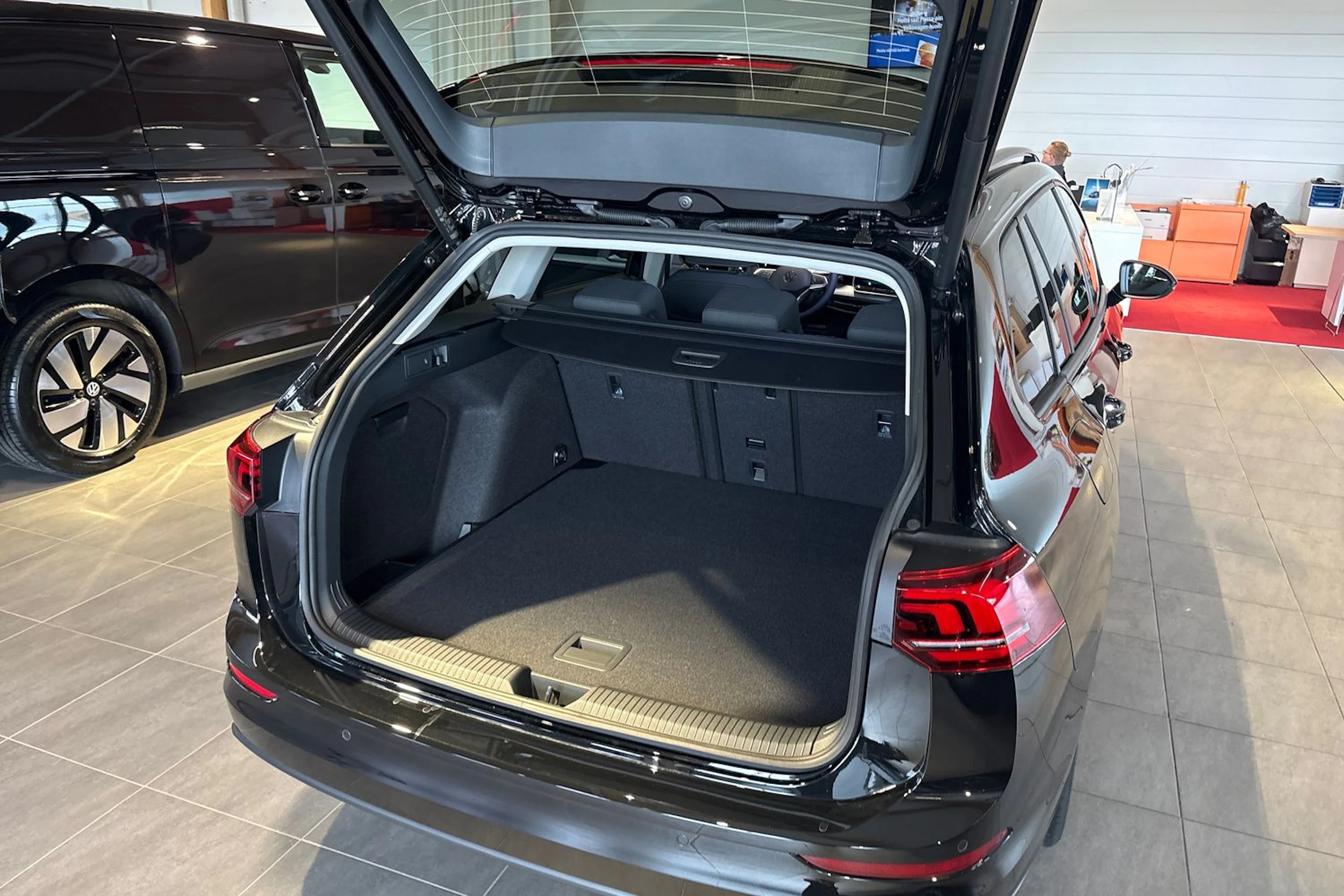 musta Volkswagen Golf 2026 kuva 11.