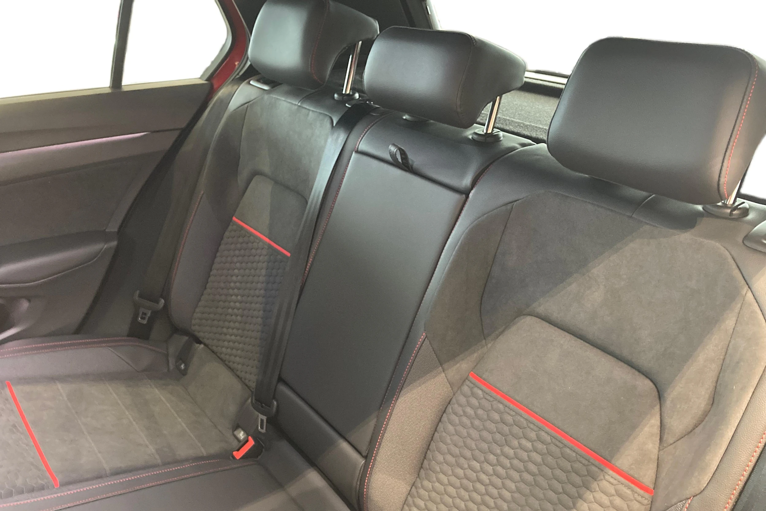 punainen Volkswagen Golf 2026 kuva 8.